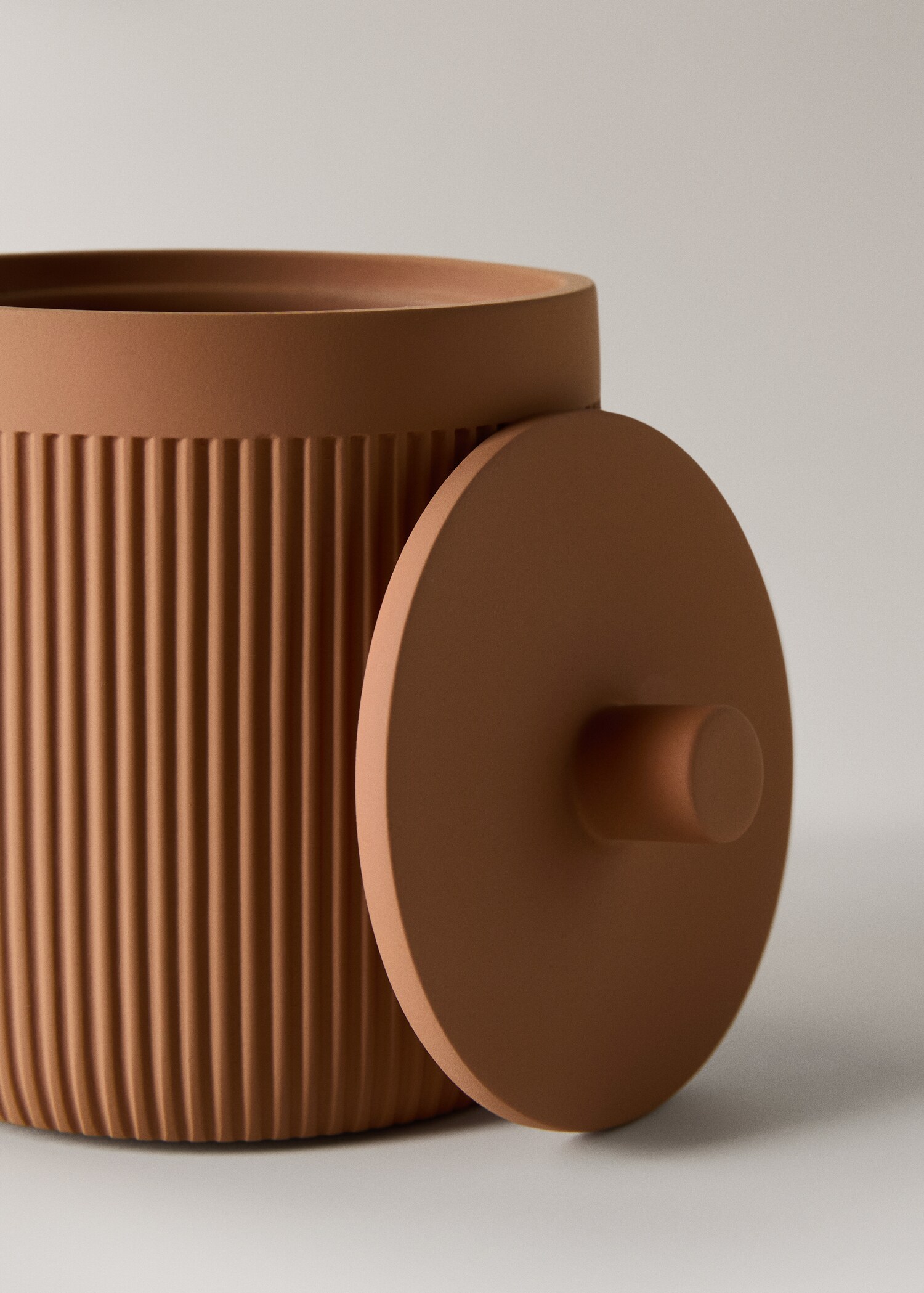 Resin bathroom jar with lid - Details of the article 2