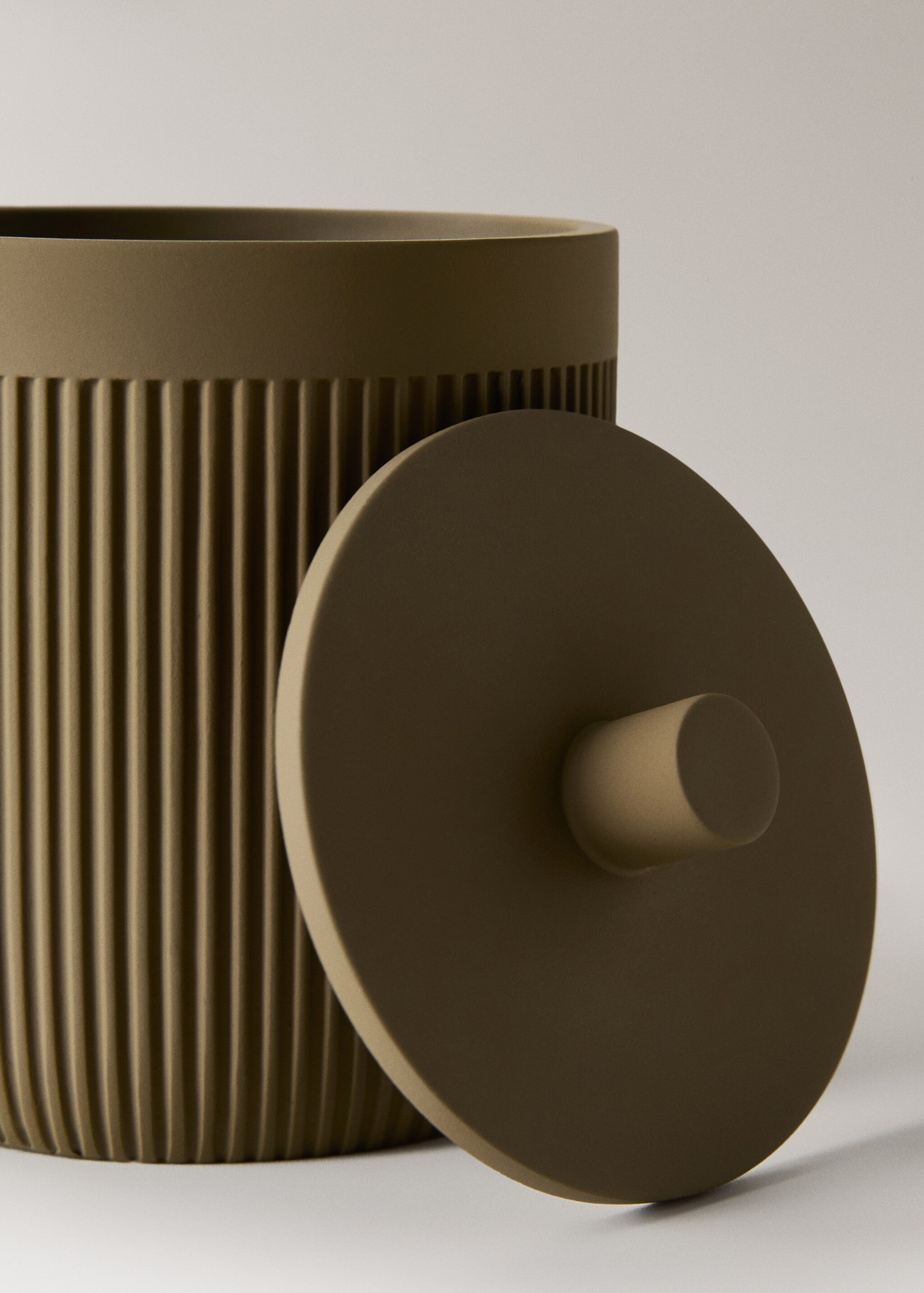 Resin bathroom jar with lid - Details of the article 2, Olive Green. Ref: 17022923-00.