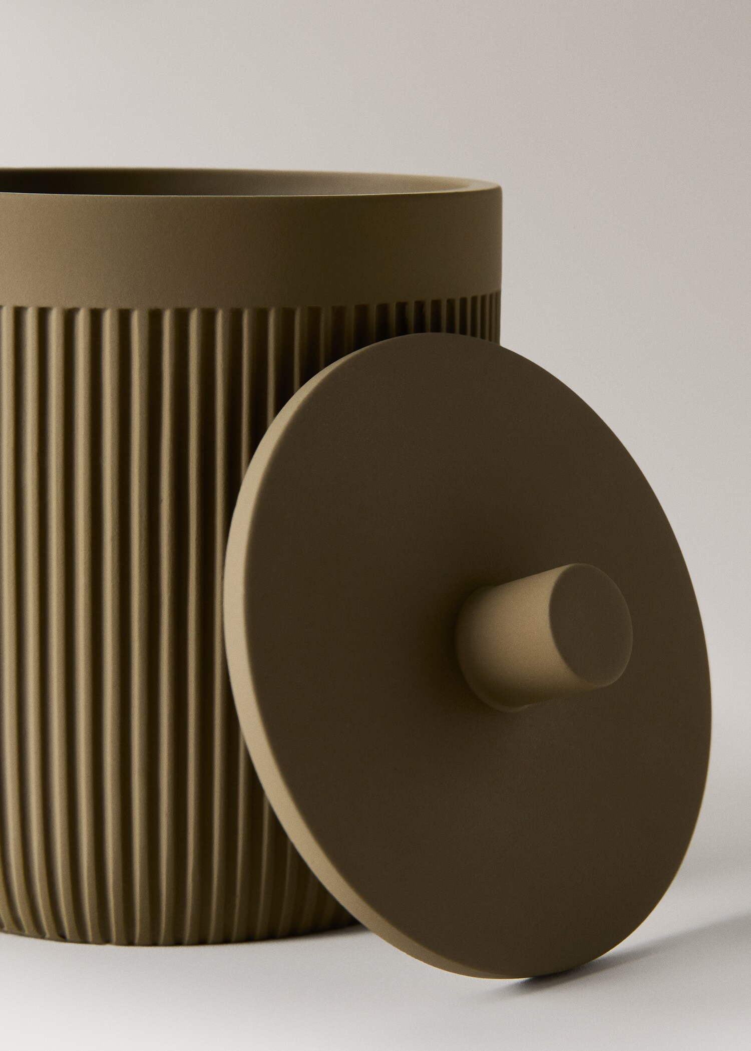 Resin bathroom jar with lid - Details of the article 2