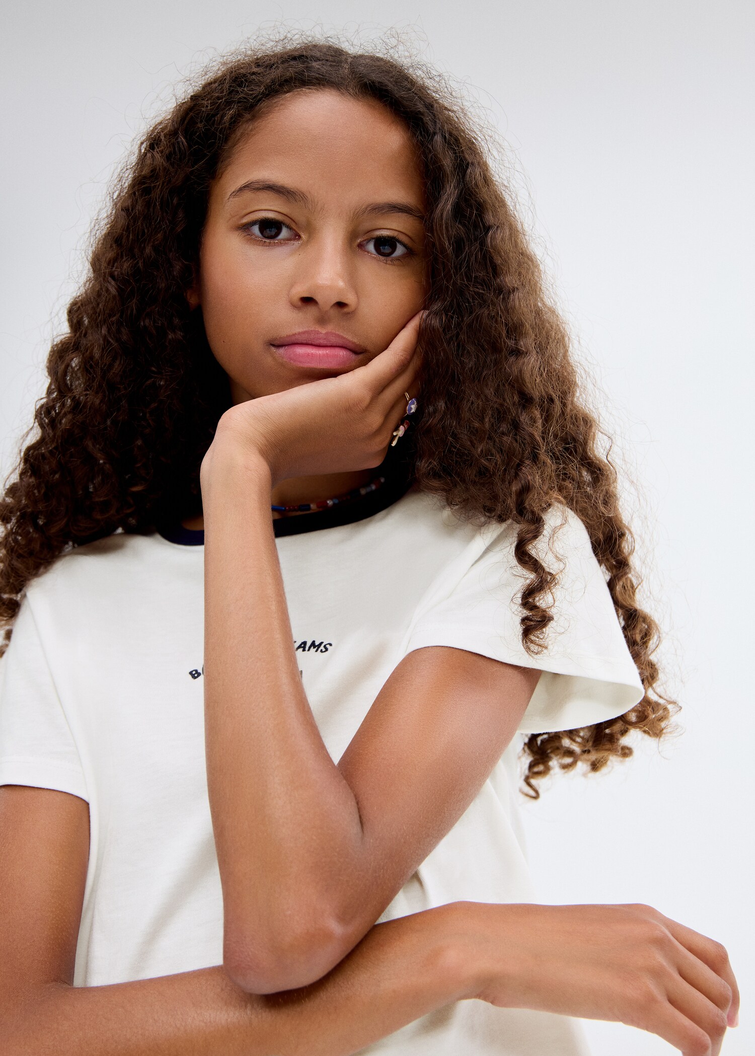 T-shirt with embroidered contrasting collar - Details of the article 1