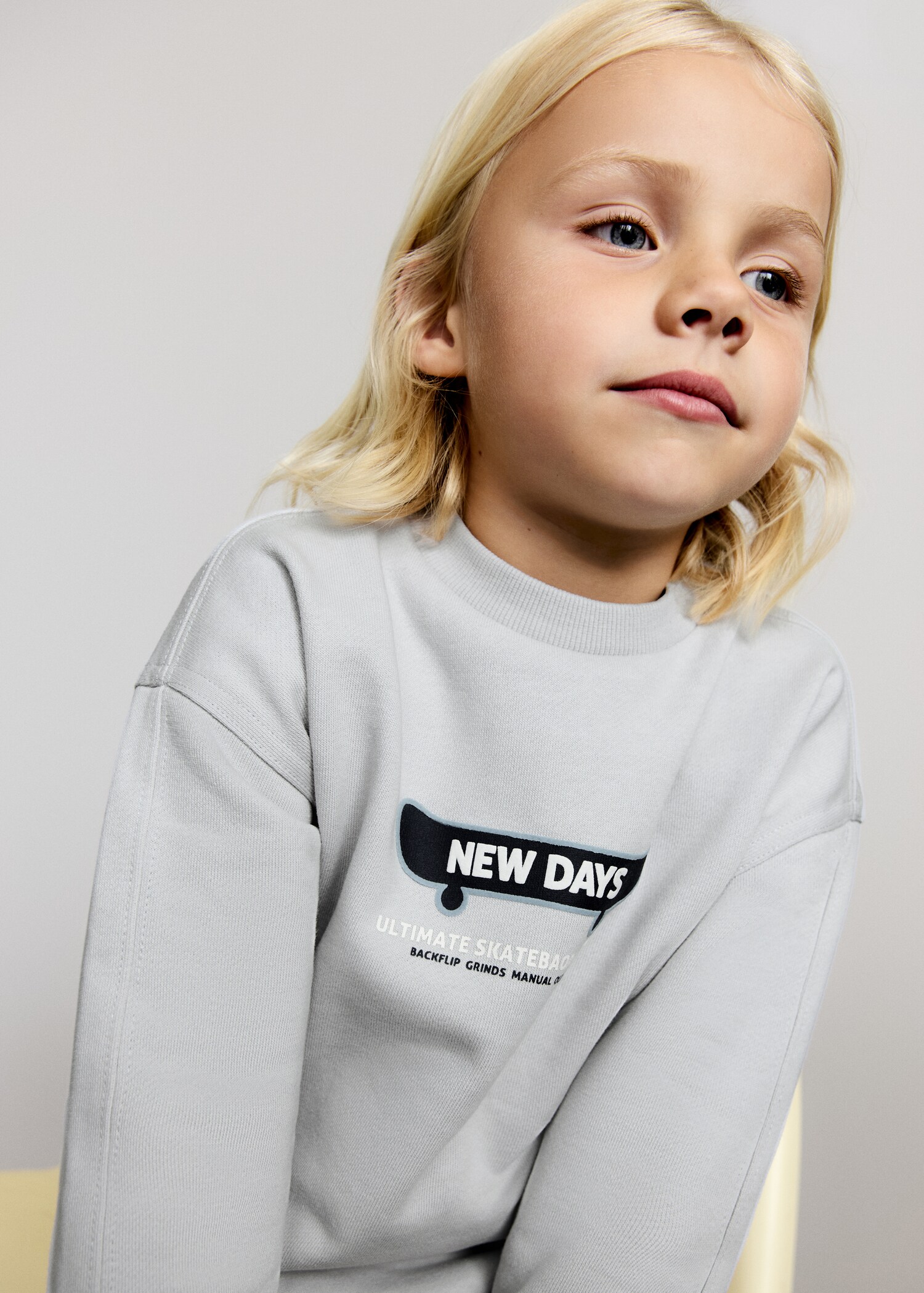 Sweatshirt estampada com aplicação - Plano médio