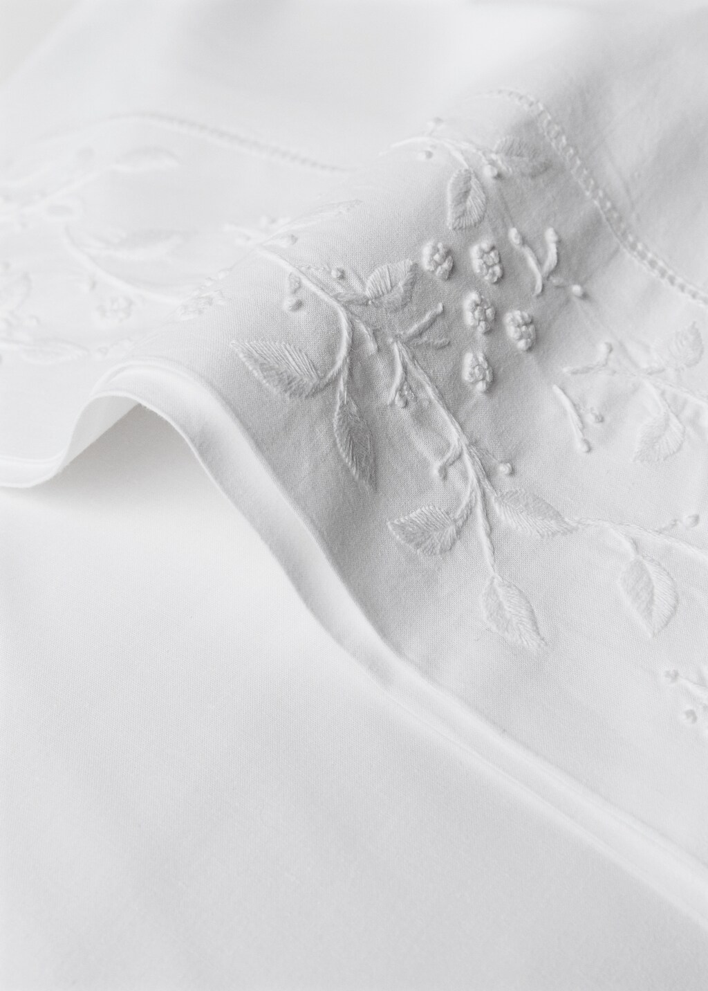 Cotton percale pillowcase with embroidered flowers 45x110 cm