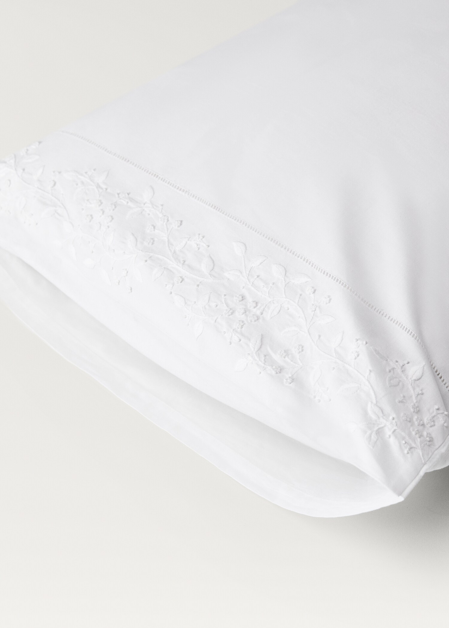 Two pillowcases in embroidered floral percale cotton 50x75 cm - Details of the article 3