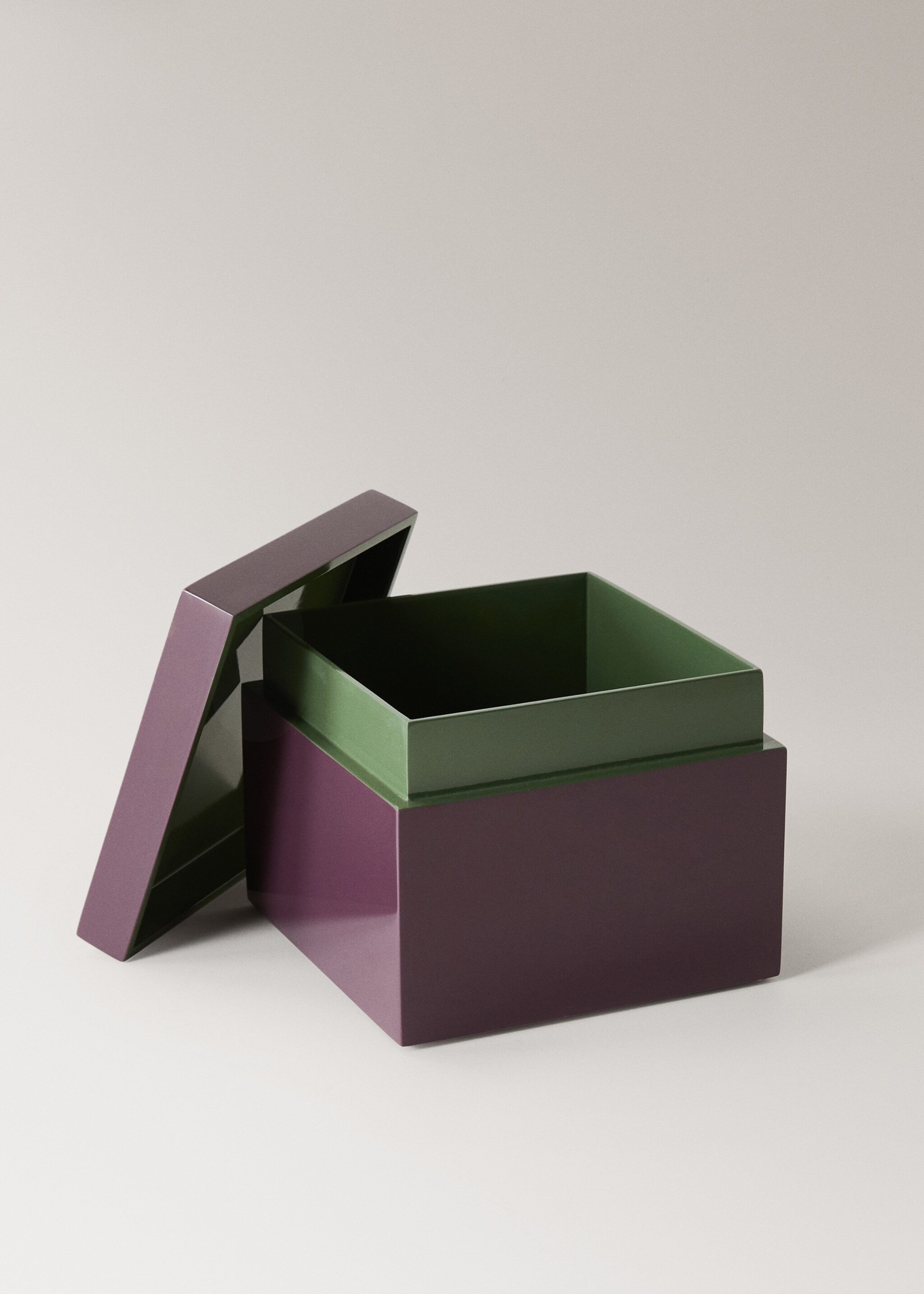 Square two-tone lacquered box - Details of the article 1, Purple. Ref: 17023320-00.