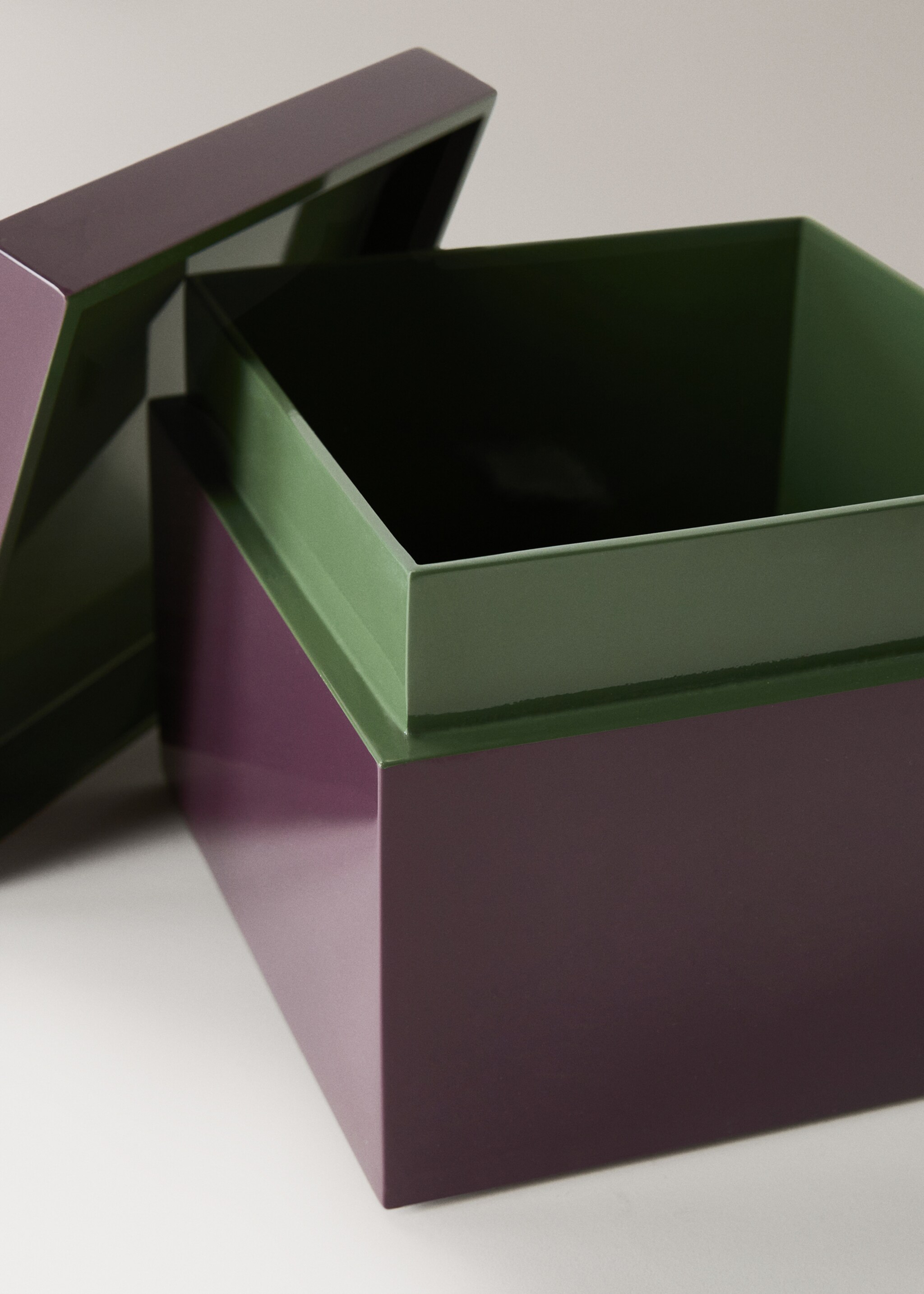 Square two-tone lacquered box - Details of the article 2, Purple. Ref: 17023320-00.