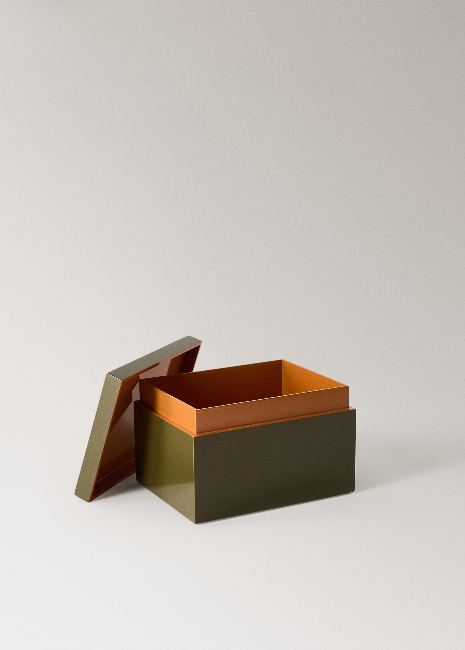 Low two-tone lacquered box - Details of the article 1