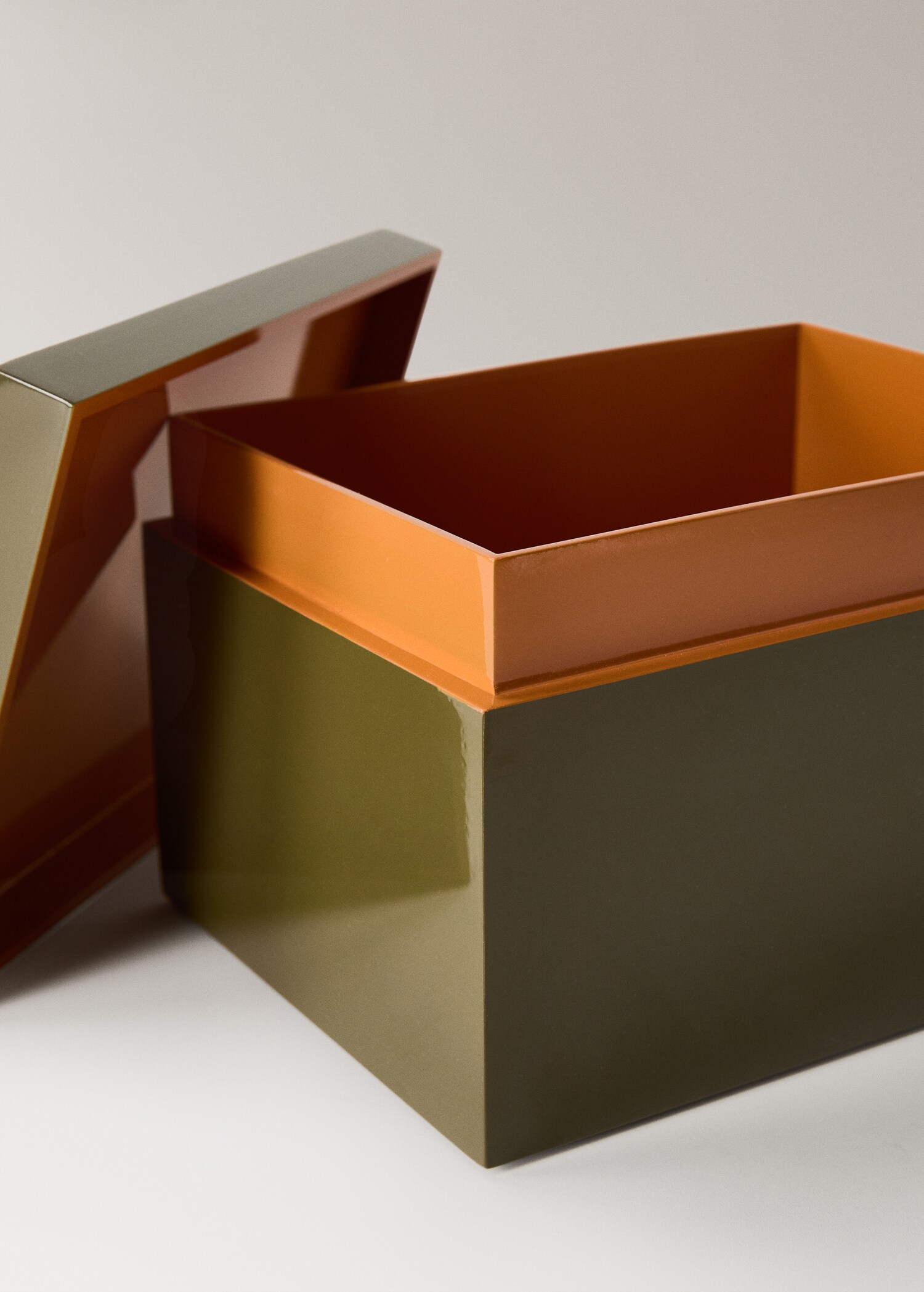 Low two-tone lacquered box - Details of the article 2