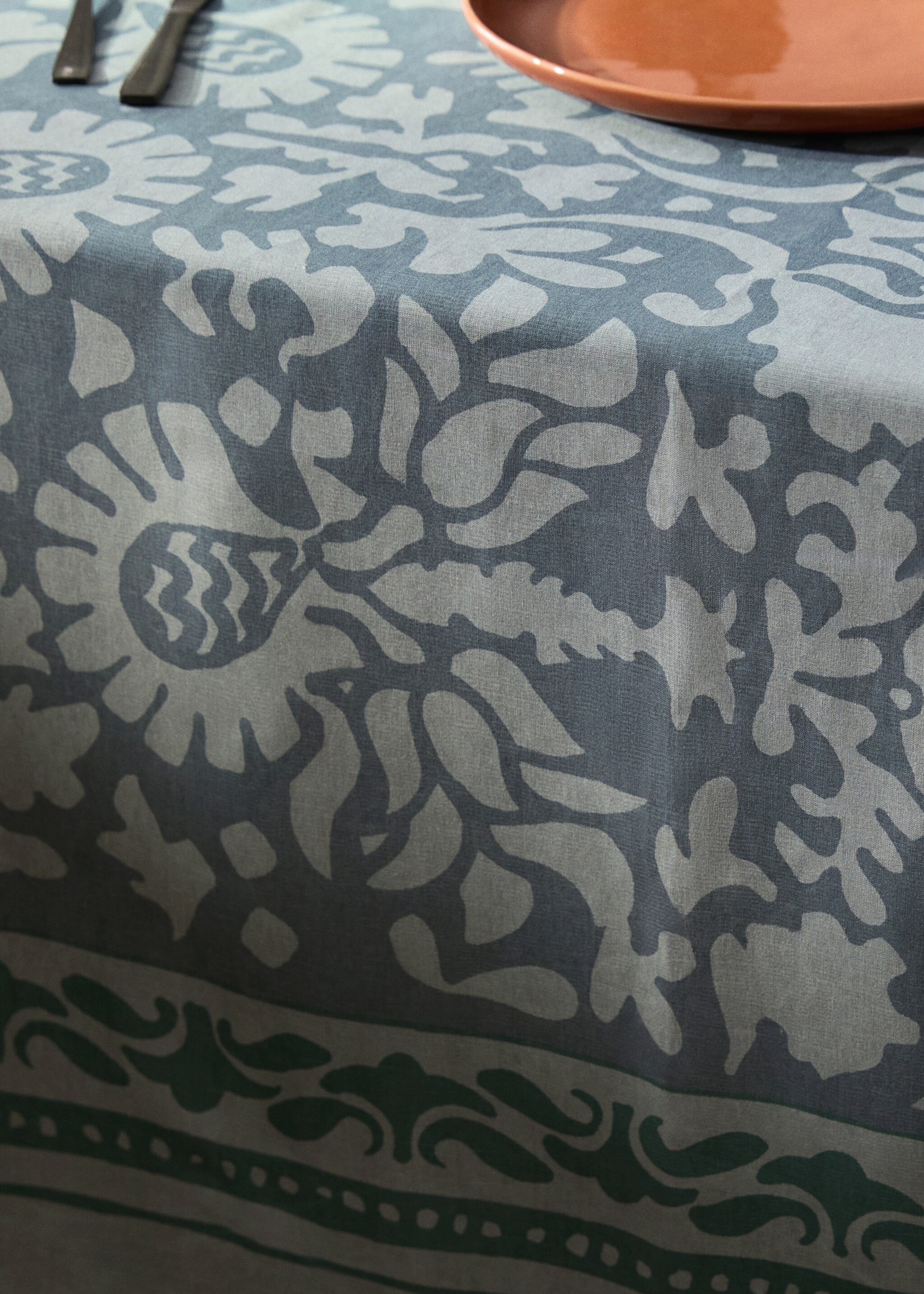 Printed canvas tablecloth 4 to 6 diners - Details of the article 7, Ink Blue. Ref: 17023328-00.