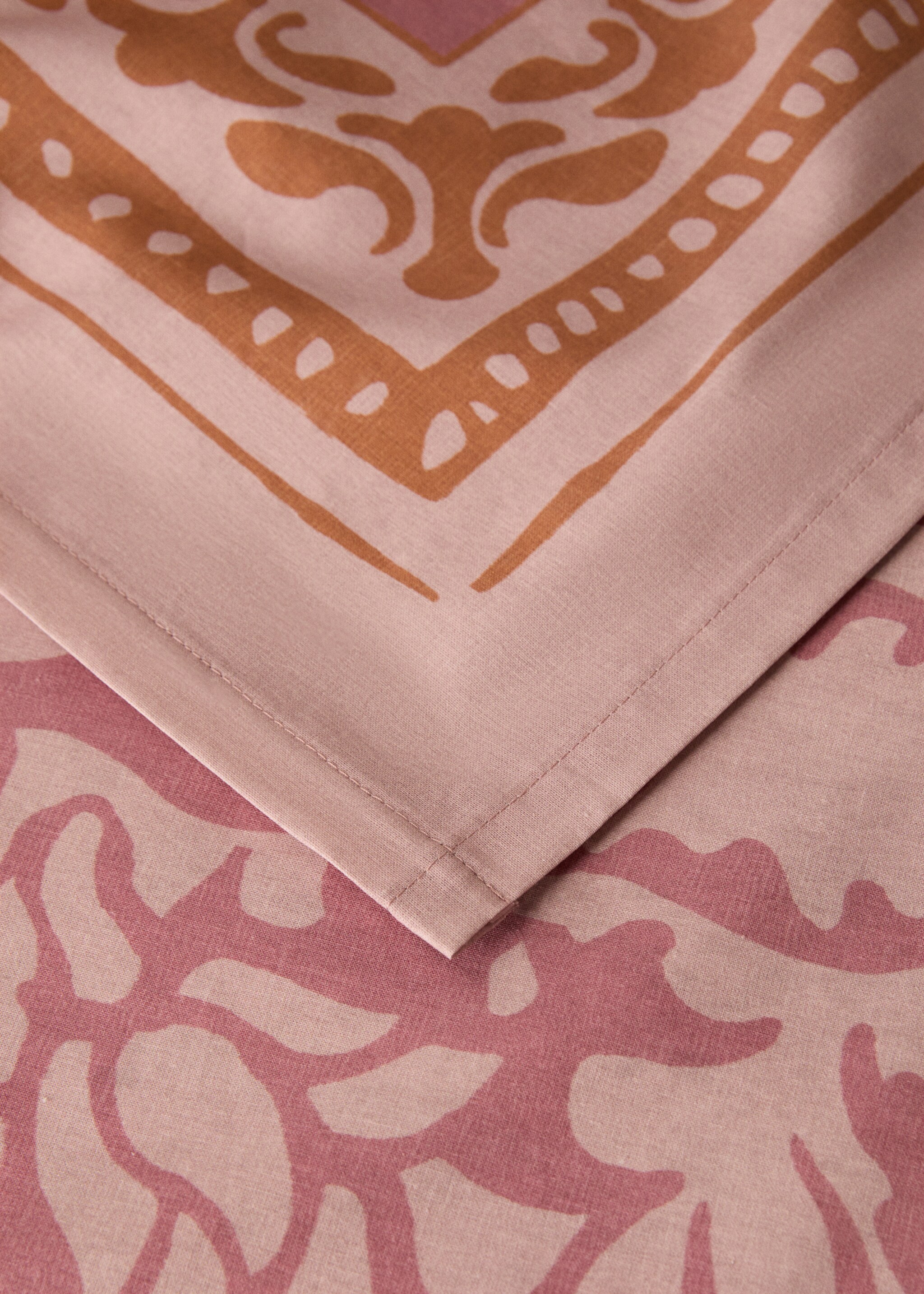 Printed canvas tablecloth 4 to 6 diners - Details of the article 1, Cherry. Ref: 17023328-00.