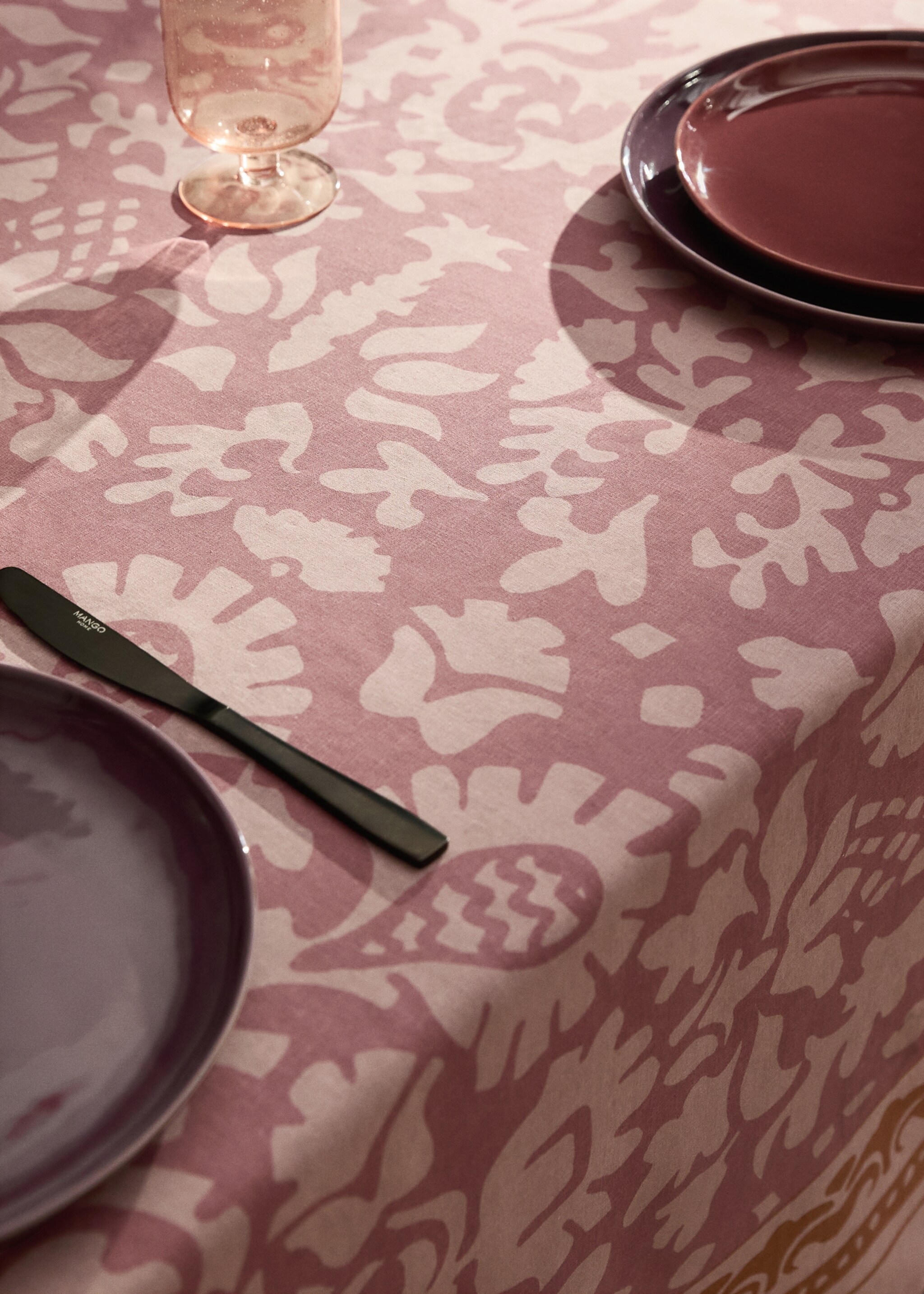 Printed canvas tablecloth 4 to 6 diners - Details of the article 7, Cherry. Ref: 17023328-00.