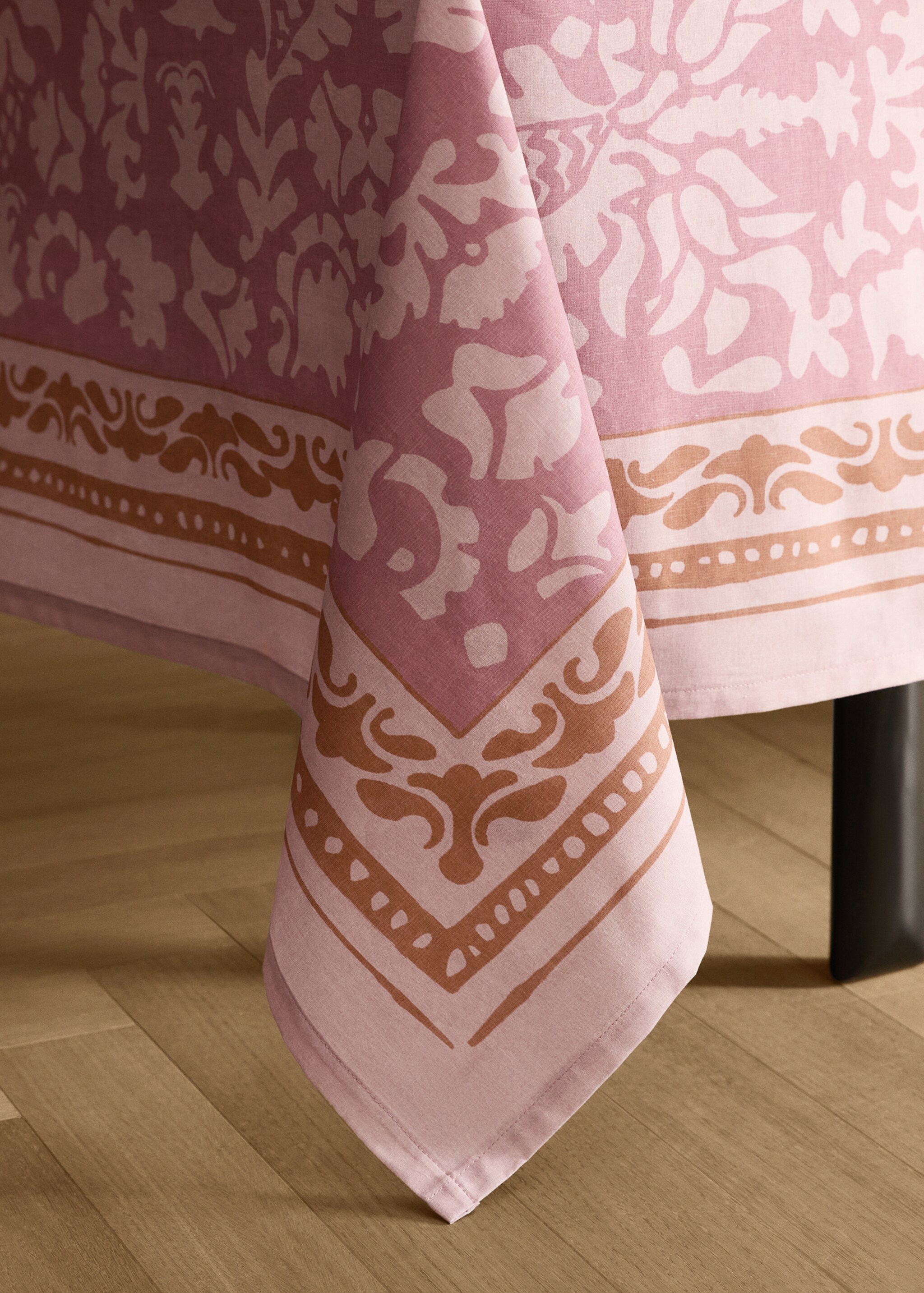 Printed canvas tablecloth 4 to 6 diners - Details of the article 8, Cherry. Ref: 17023328-00.