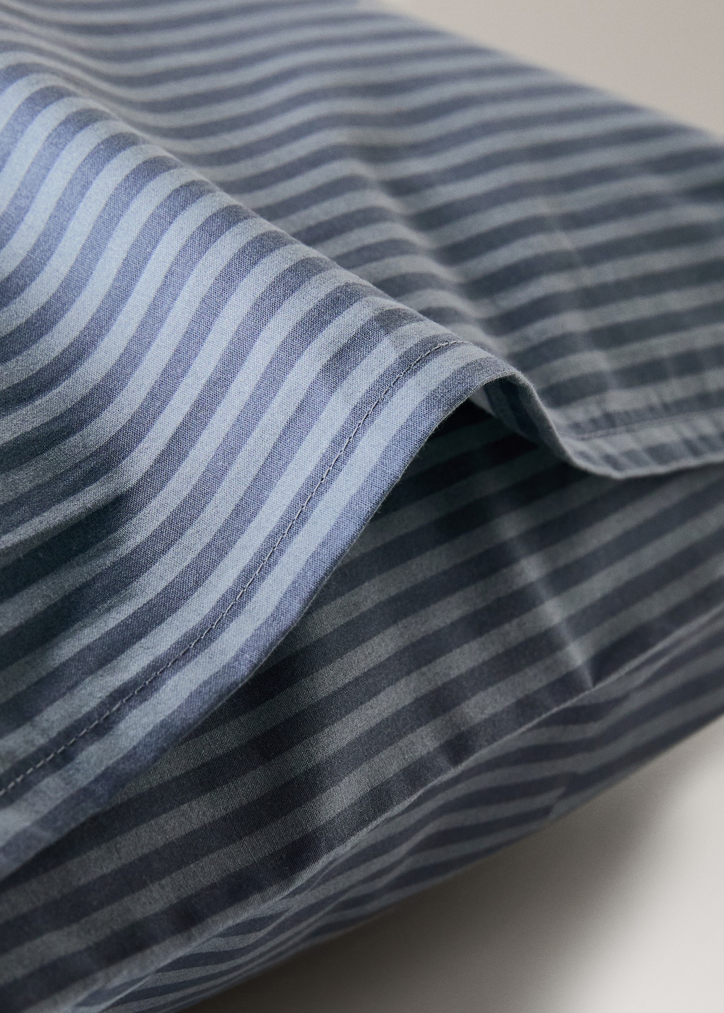 Two cotton percale striped pillowcases 50x75 cm