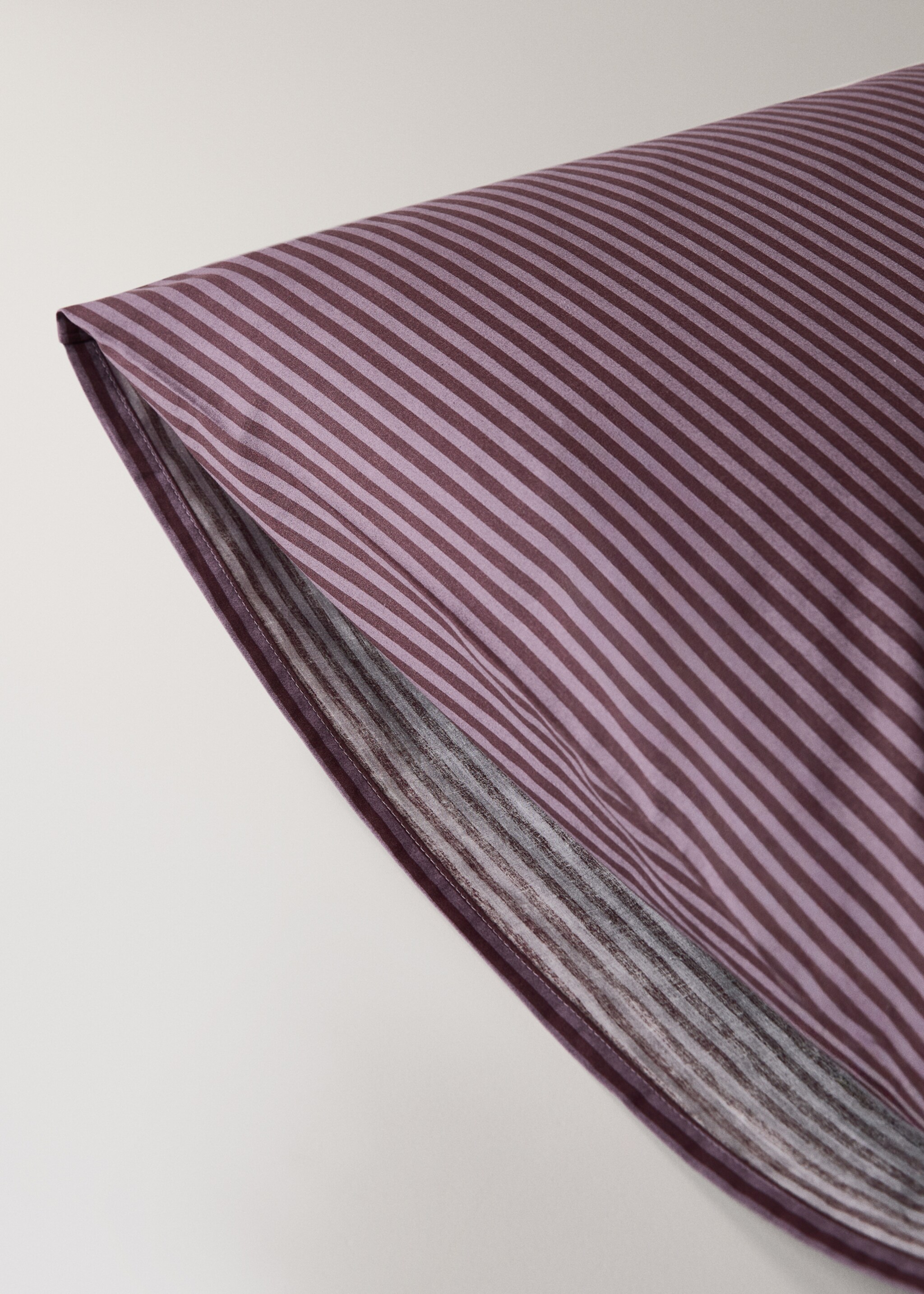 Two reversible percale cotton striped pillowcases 50x75 cm - Details of the article 3, Plum. Ref: 17023820-00.