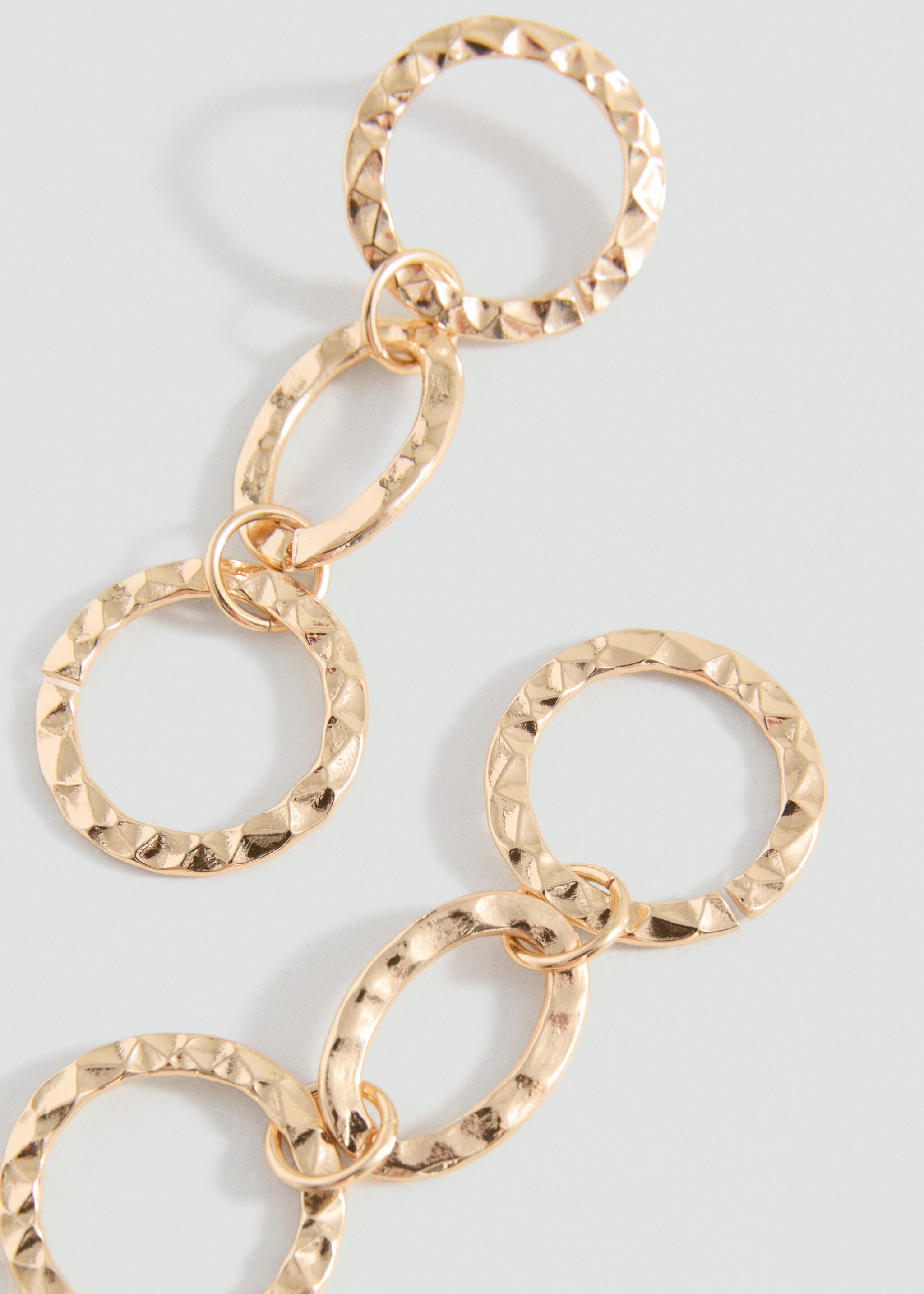 Boucles d’oreilles pendantes - Plan moyen
