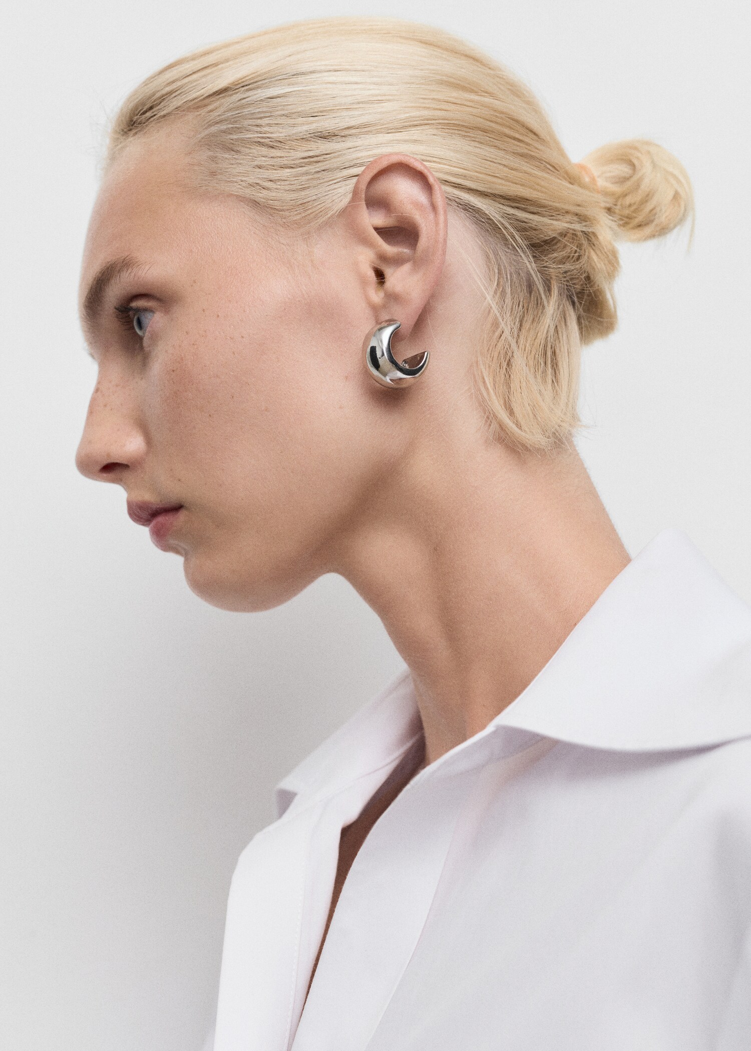 Shirt with lapels and hidden closure - Details of the article 1