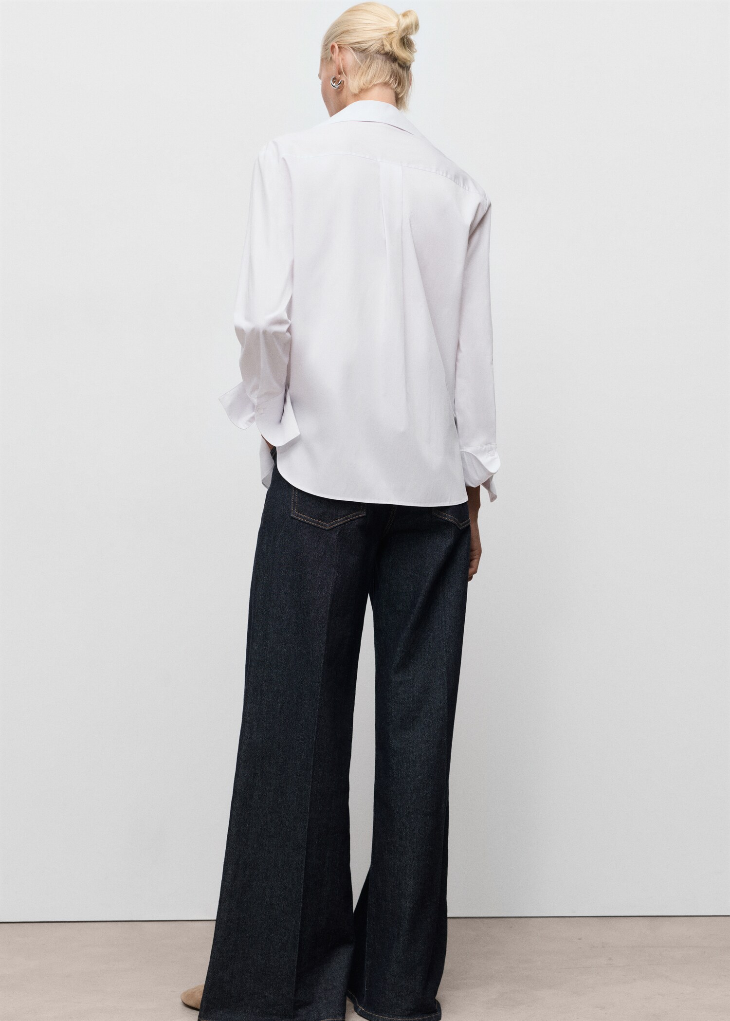 Shirt with lapels and hidden closure - Reverse of the article