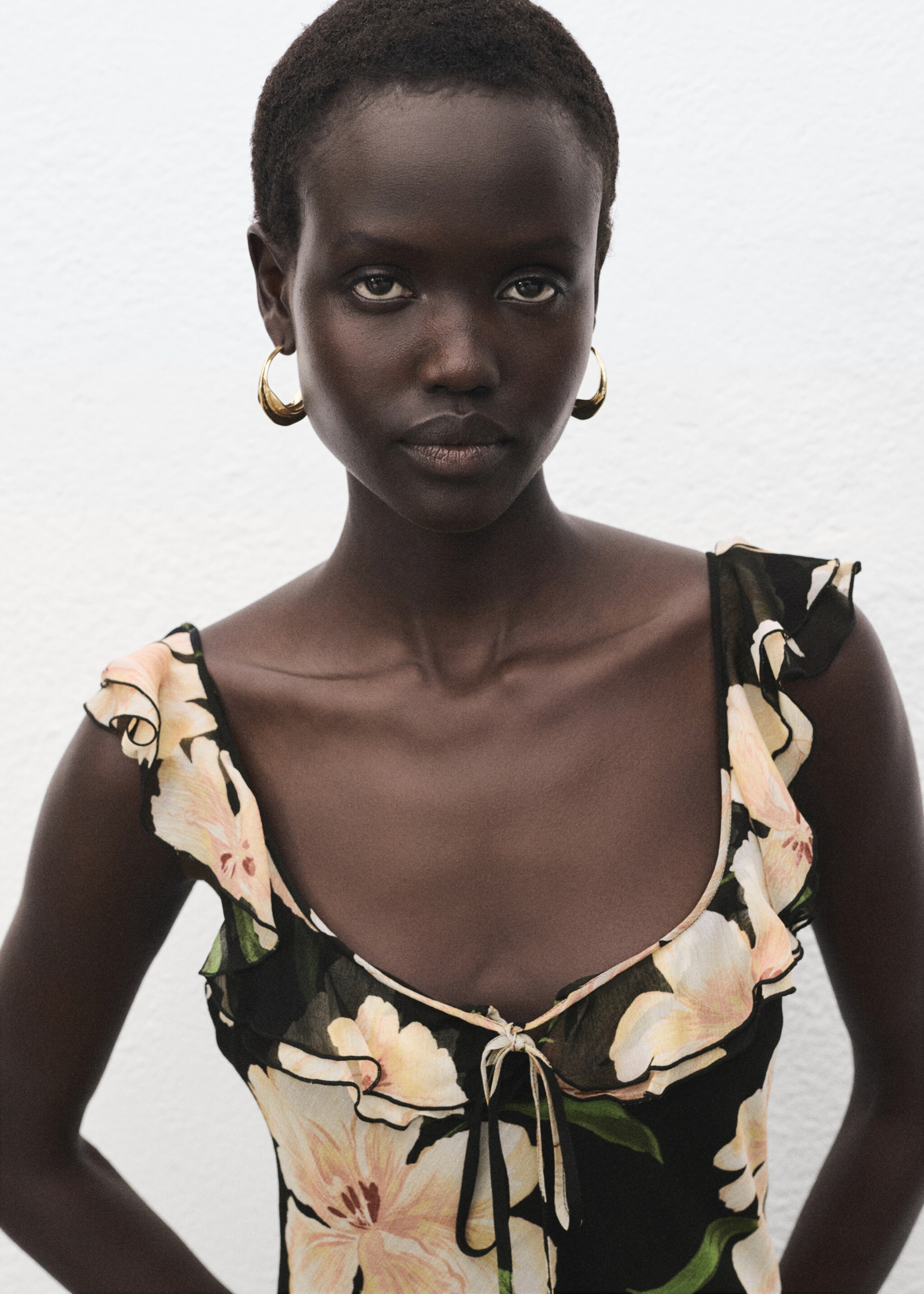 Floral dress with ruffle detail - Details of the article 1, Black. Ref: 17024093-00.
