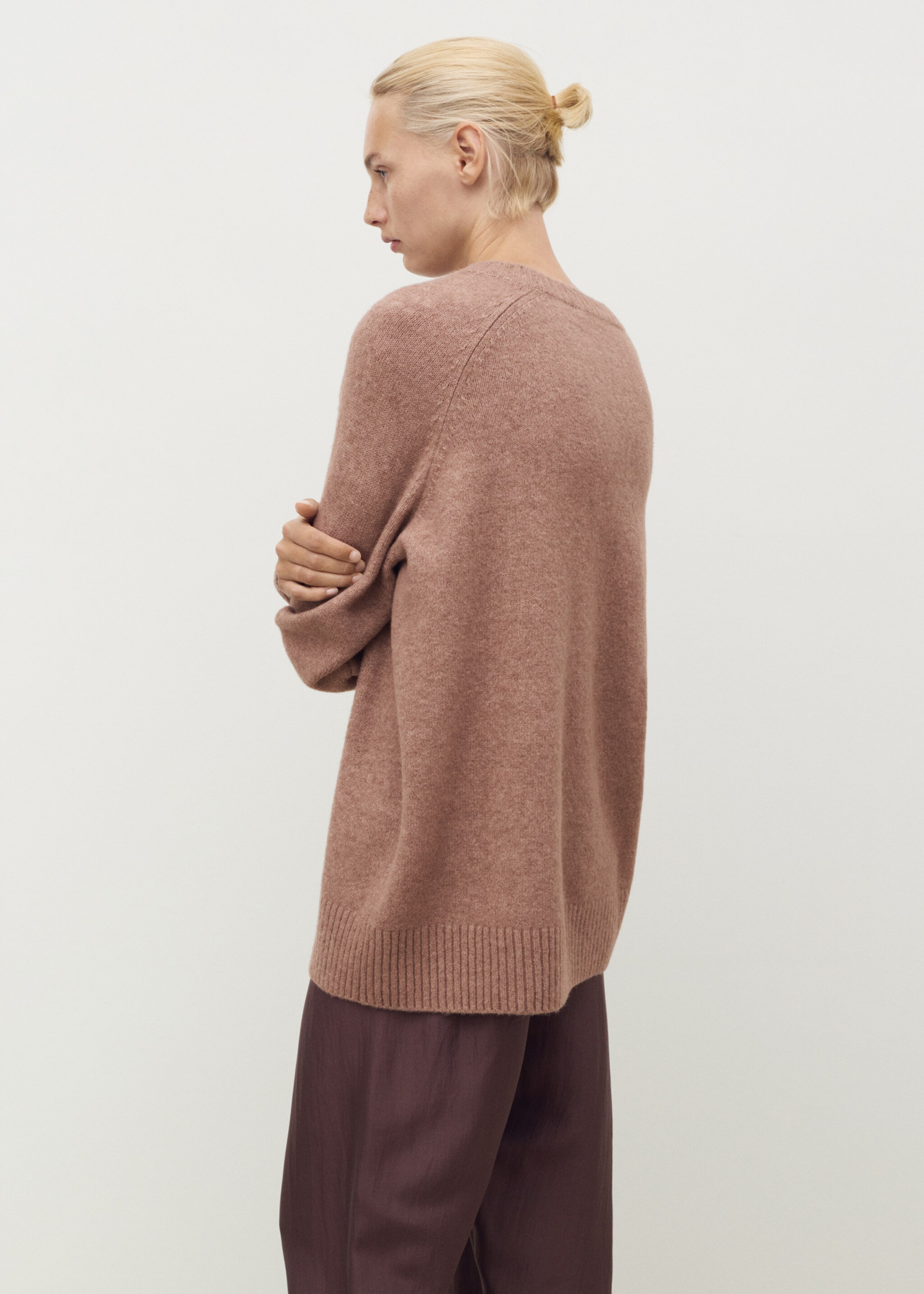 Round-neck knitted sweater - Reverse of the article, Medium Brown. Ref: 17024102-00.