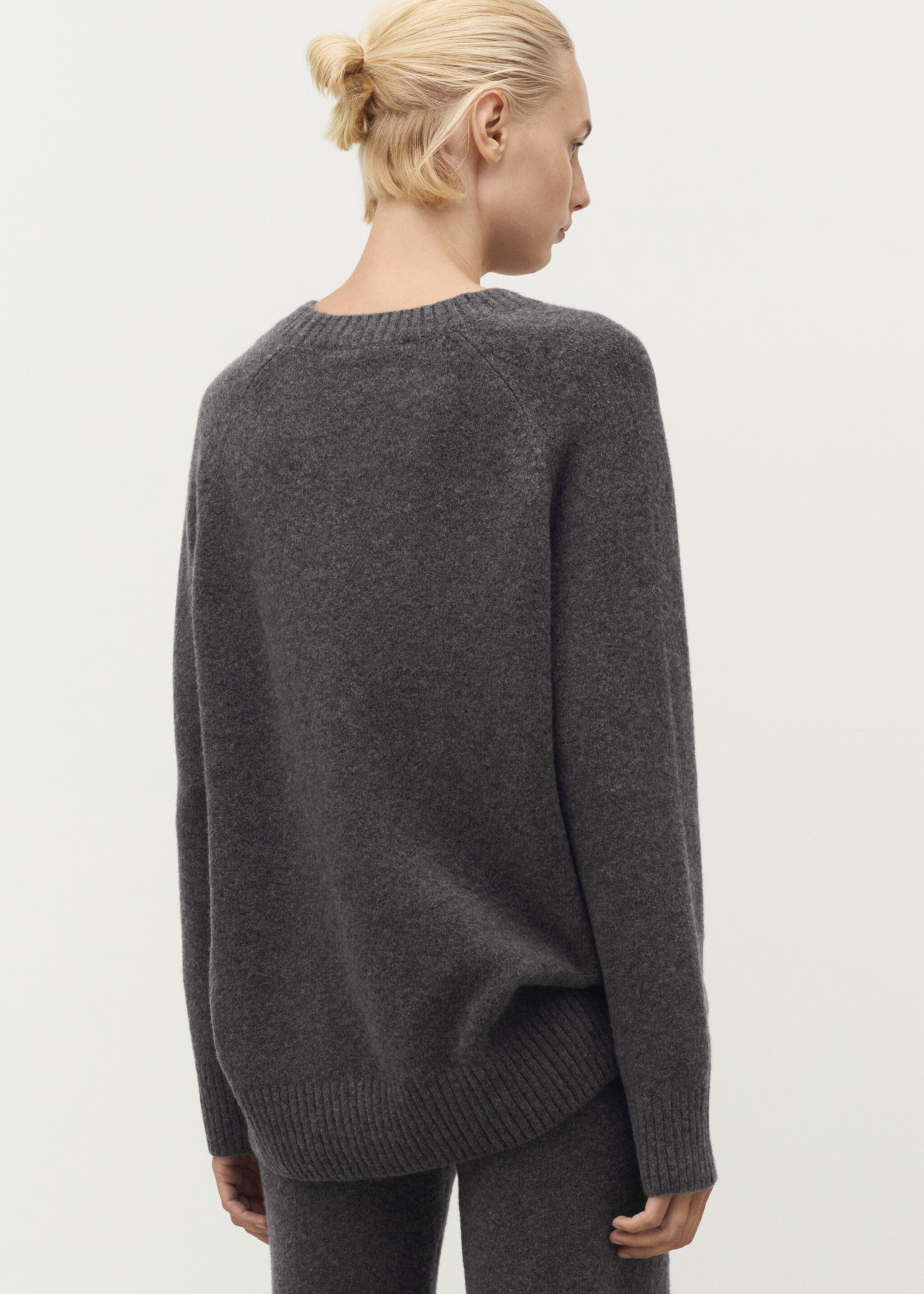 Round-neck knitted sweater - Reverse of the article, Charcoal. Ref: 17024102-00.