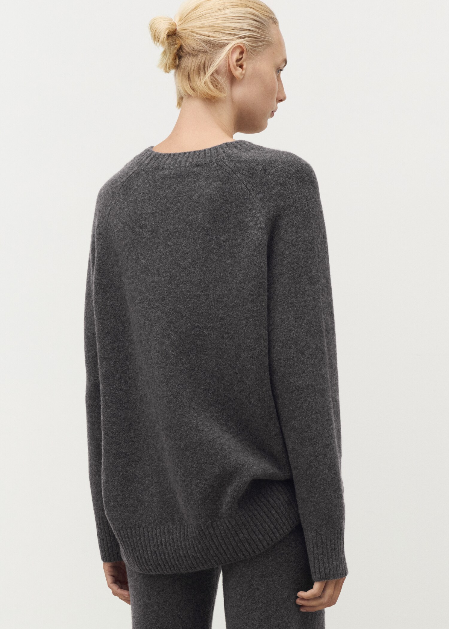 Round-neck knitted sweater - Reverse of the article