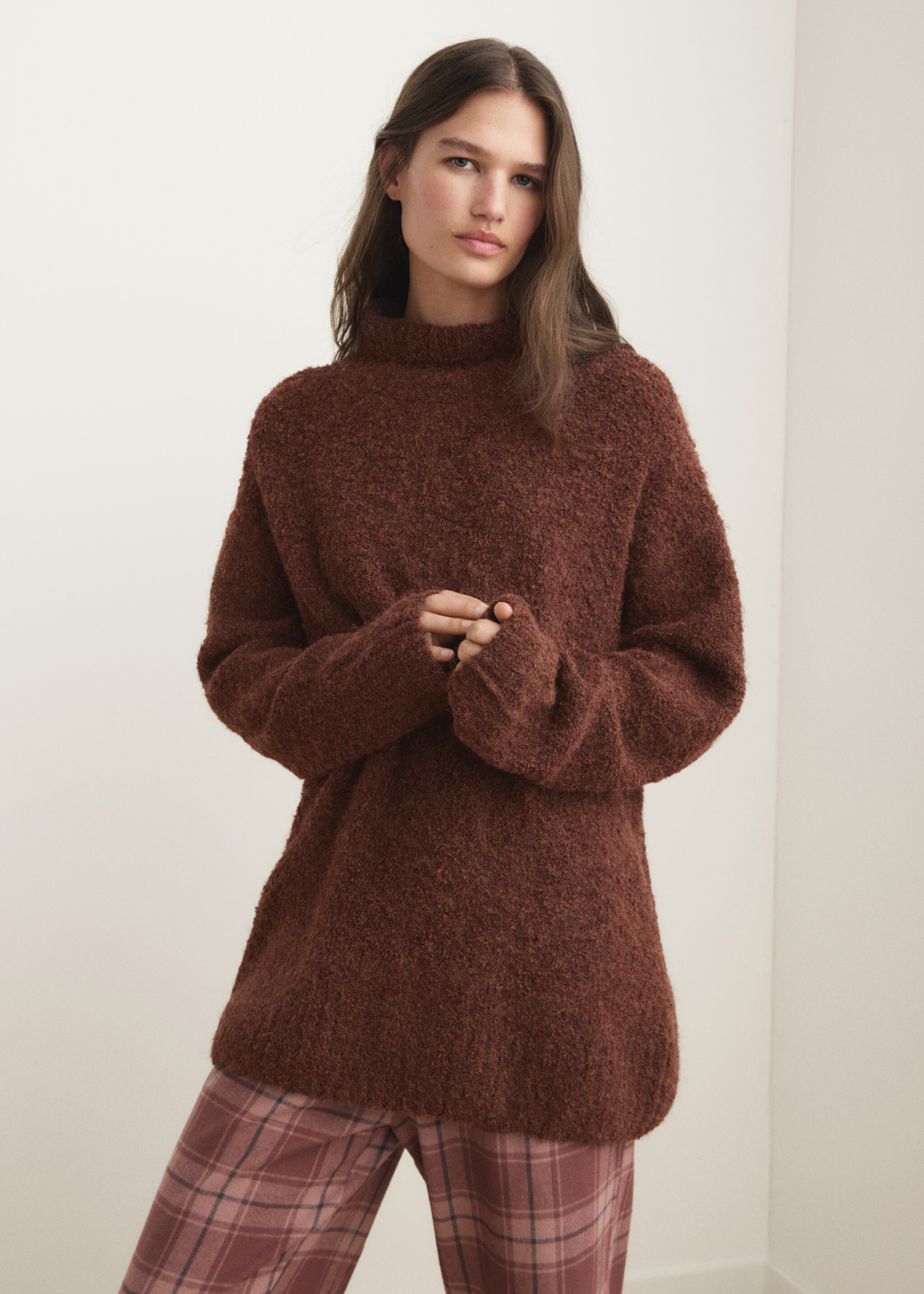 Jersey bouclé cuello alto - Plano medio, Cognac. Ref: 17024109-00.