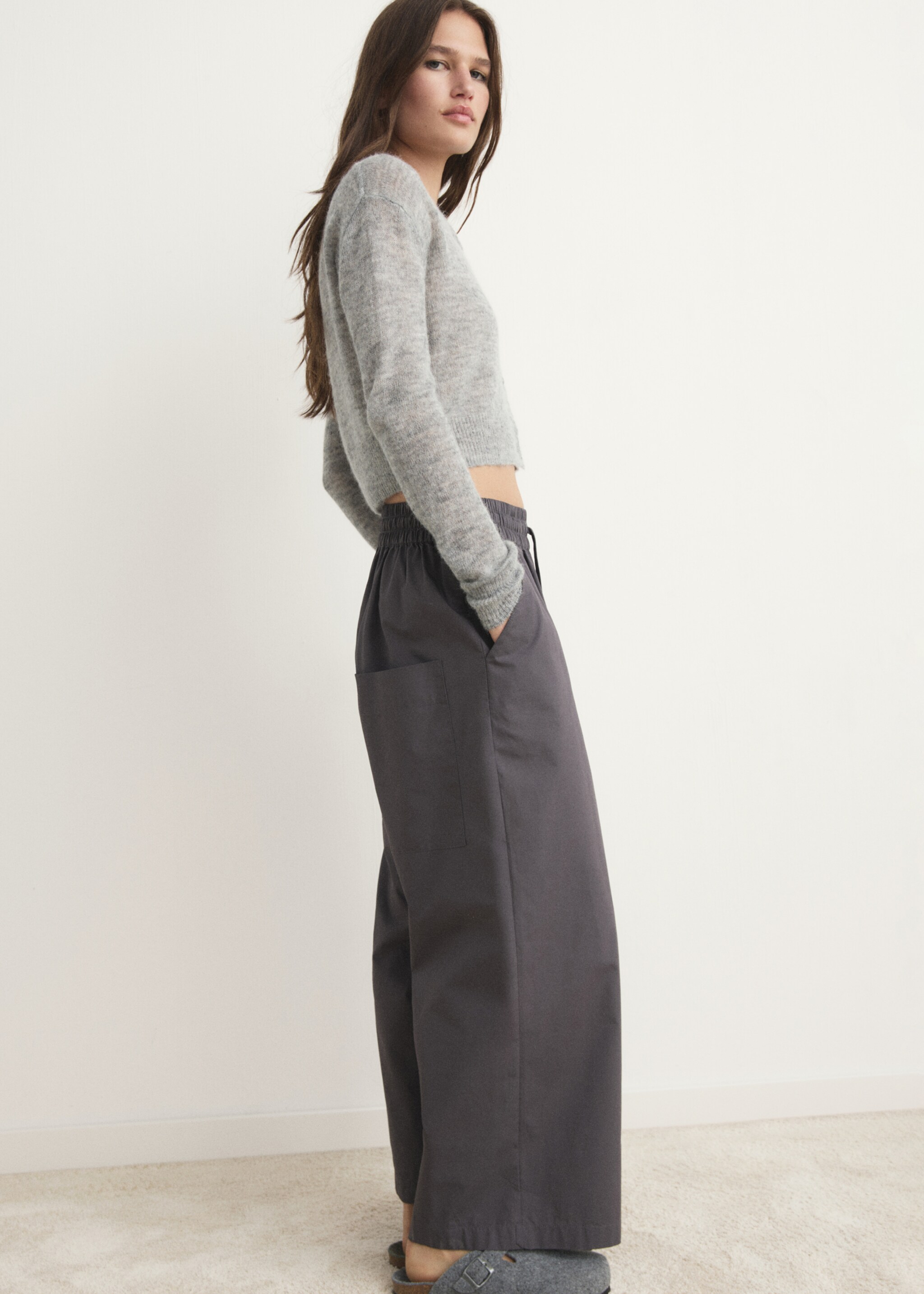 Cotton cropped trousers with pockets - Details of the article 2, Charcoal. Ref: 17024110-00.