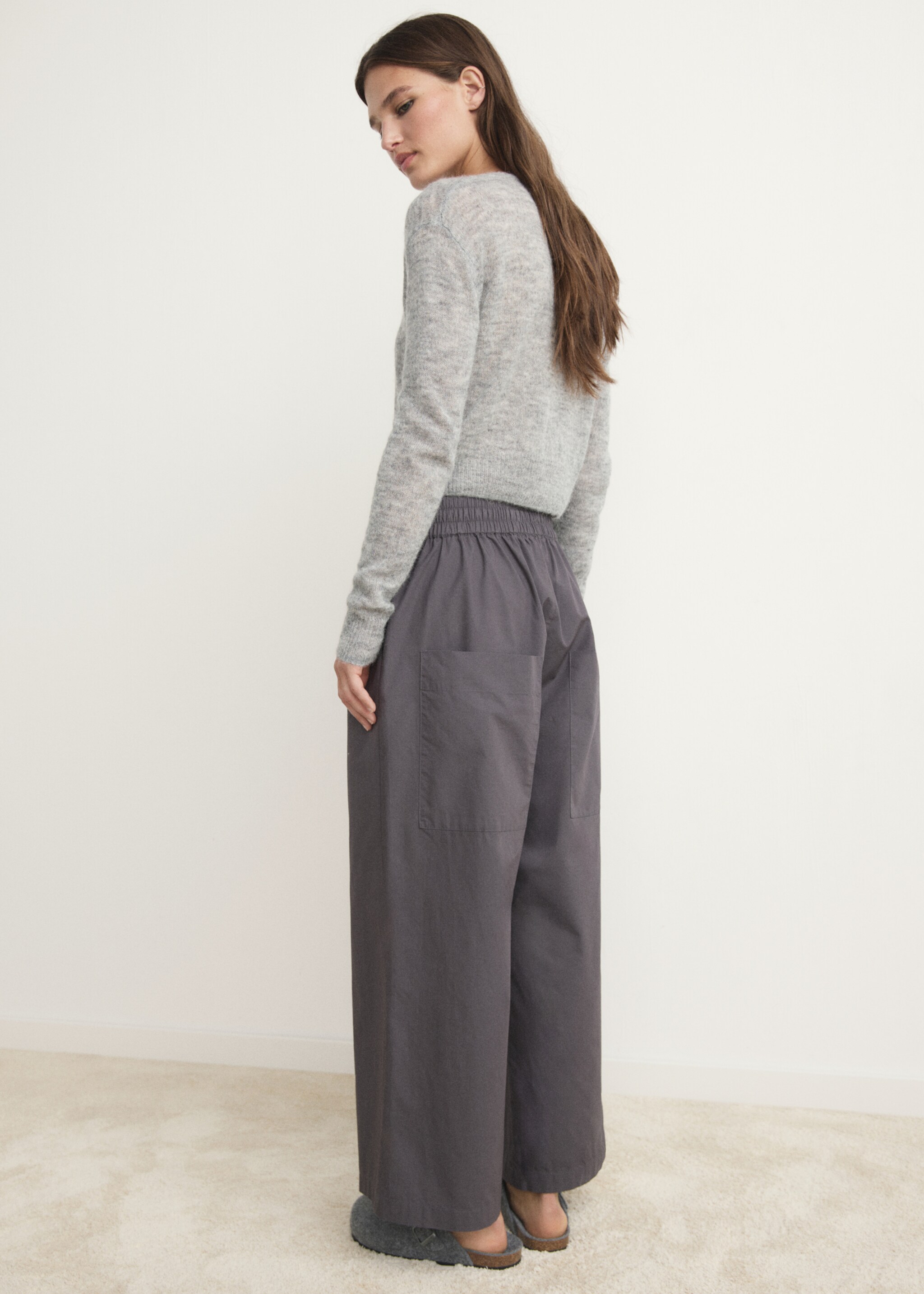 Cotton cropped trousers with pockets - Reverse of the article, Charcoal. Ref: 17024110-00.