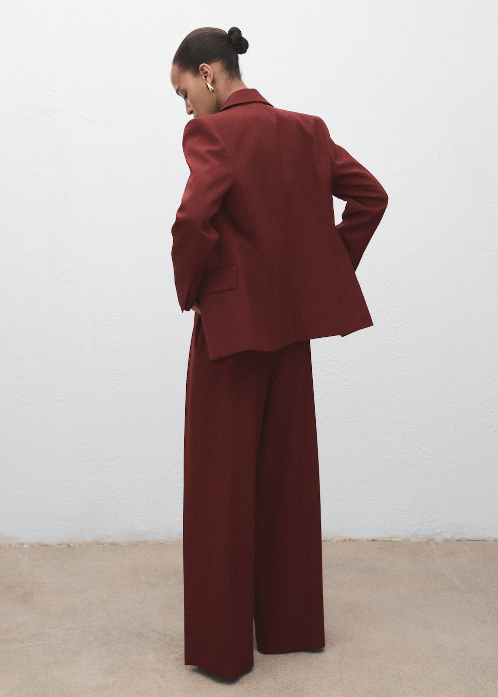 Wide-leg pleated suit pants