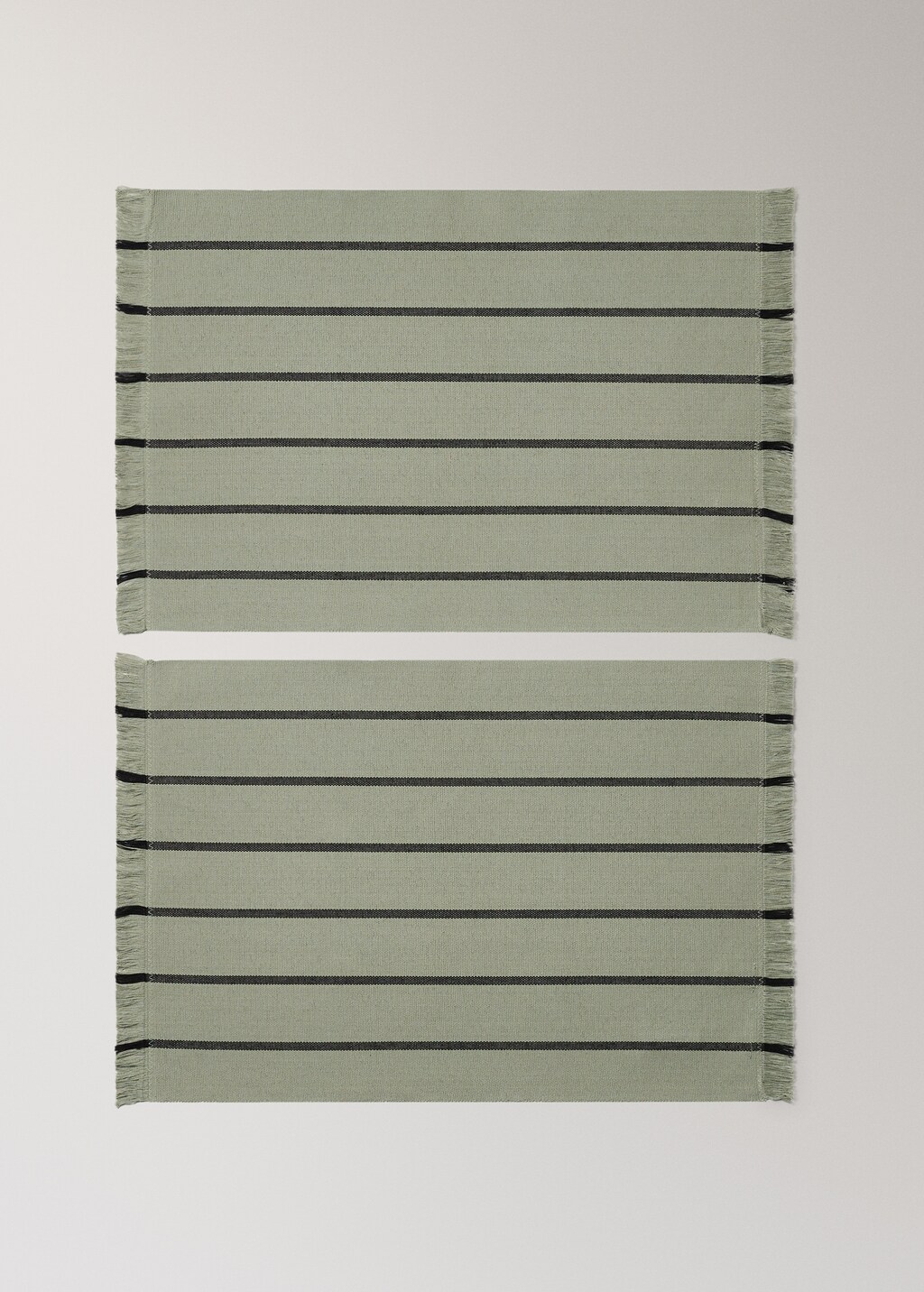 Striped placemats with tassels