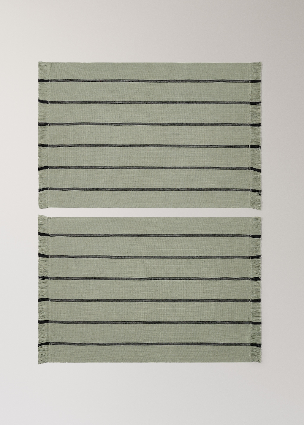 Striped placemats with tassels