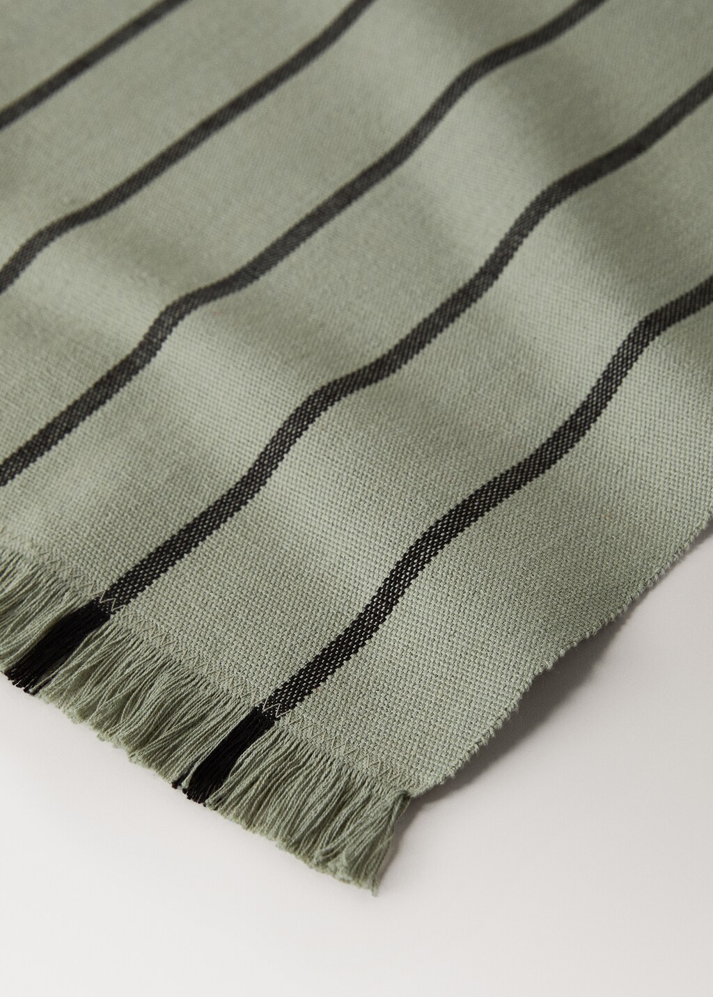 Striped placemats with tassels