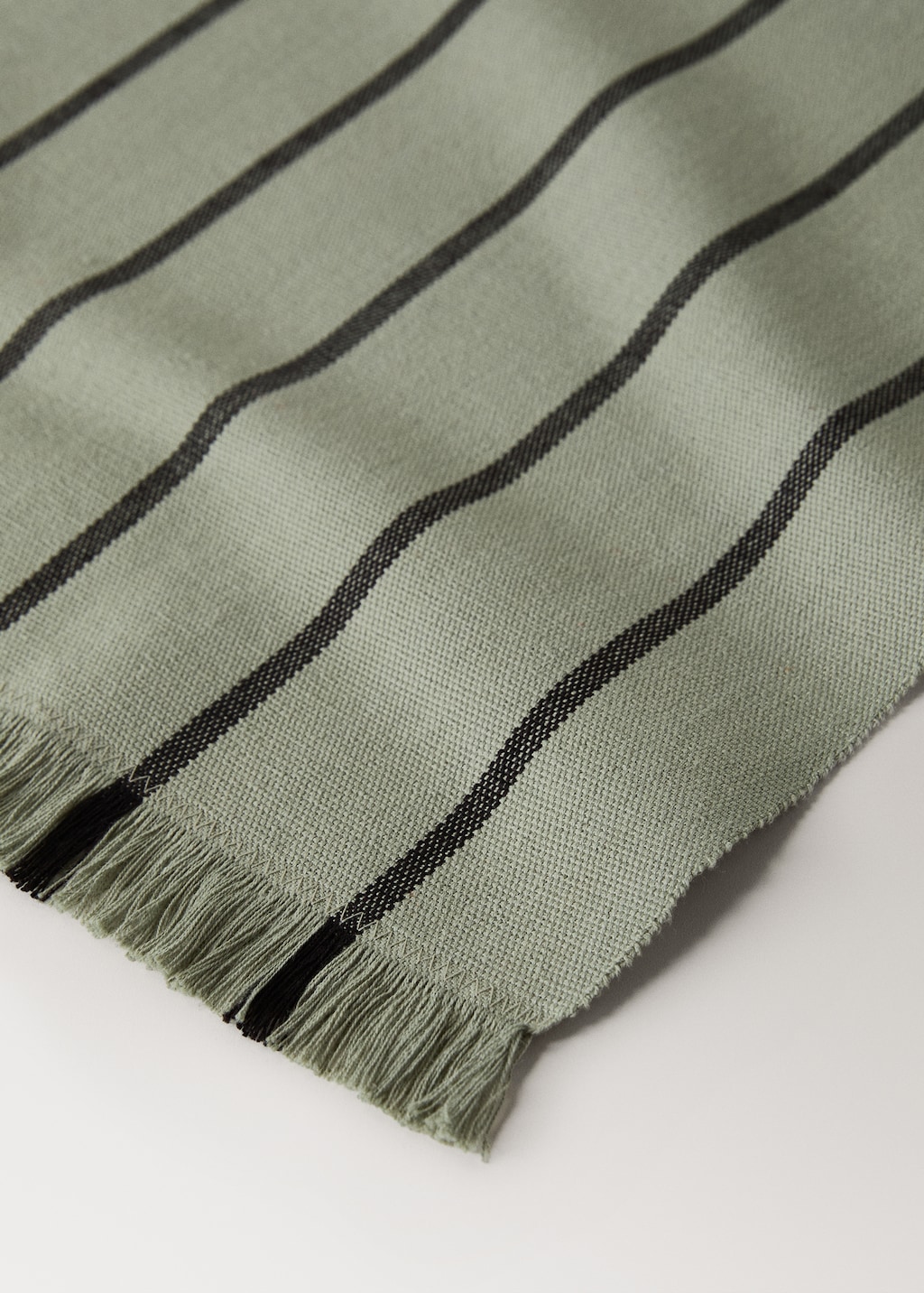 Striped placemats with tassels