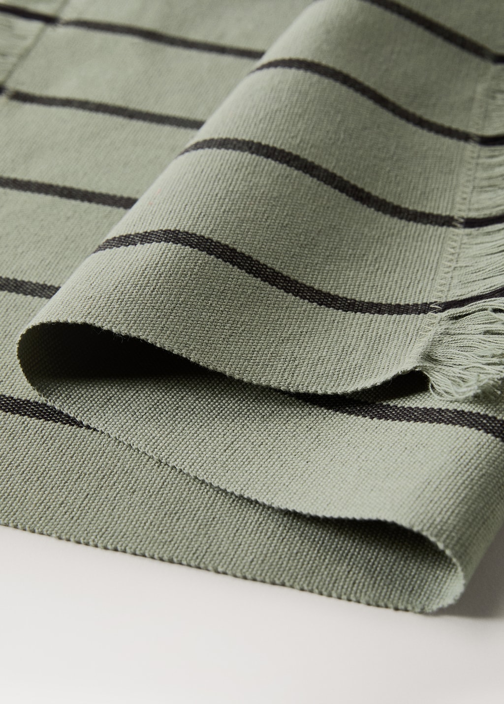 Striped placemats with tassels