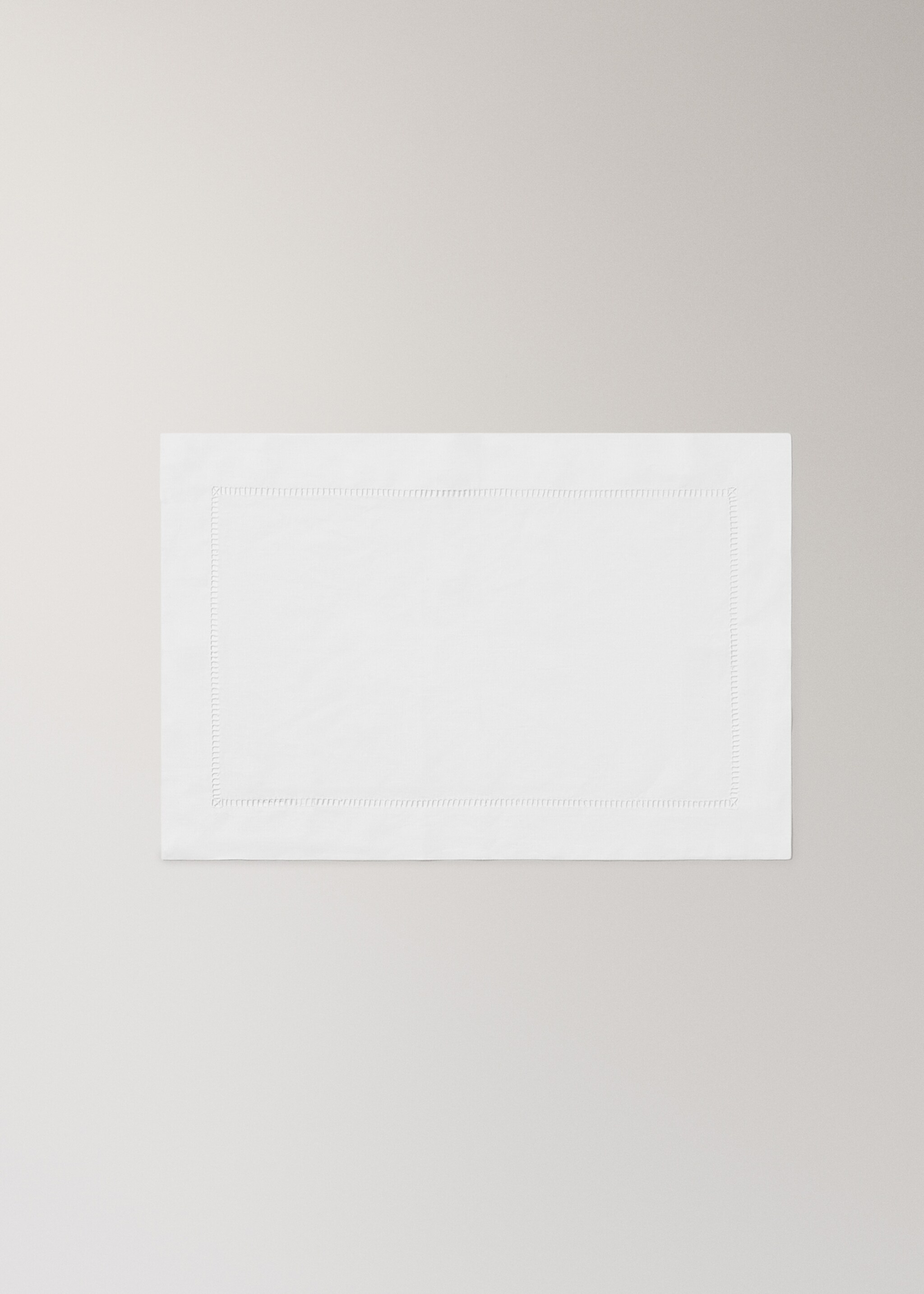 Fisto işlemeli bireysel keten masa örtüsü - Modelsiz ürün, Beyaz. Ref: 17024127-00.