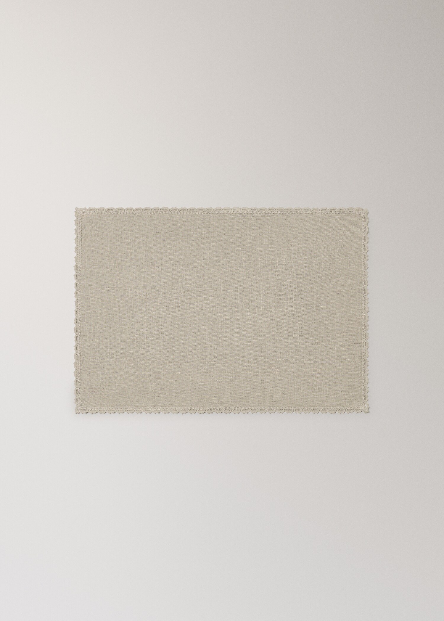 Individual linen with lace trim - Article without model