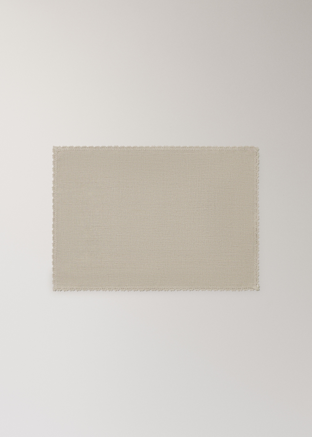 Linen placemat with lace edging