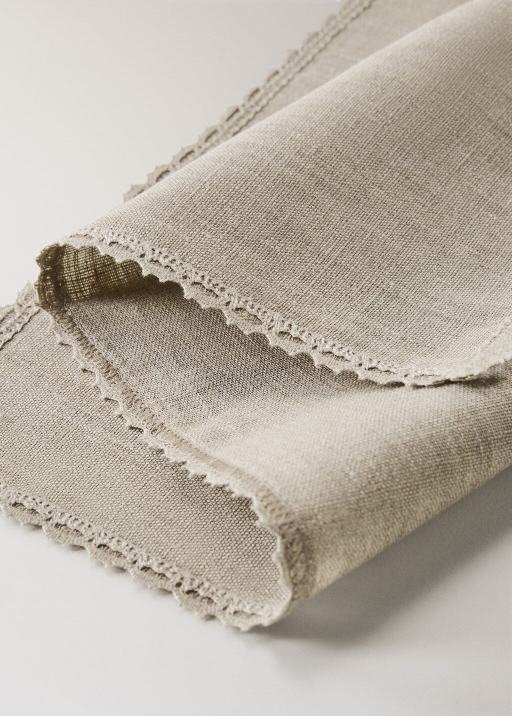 Linen placemat with lace edging