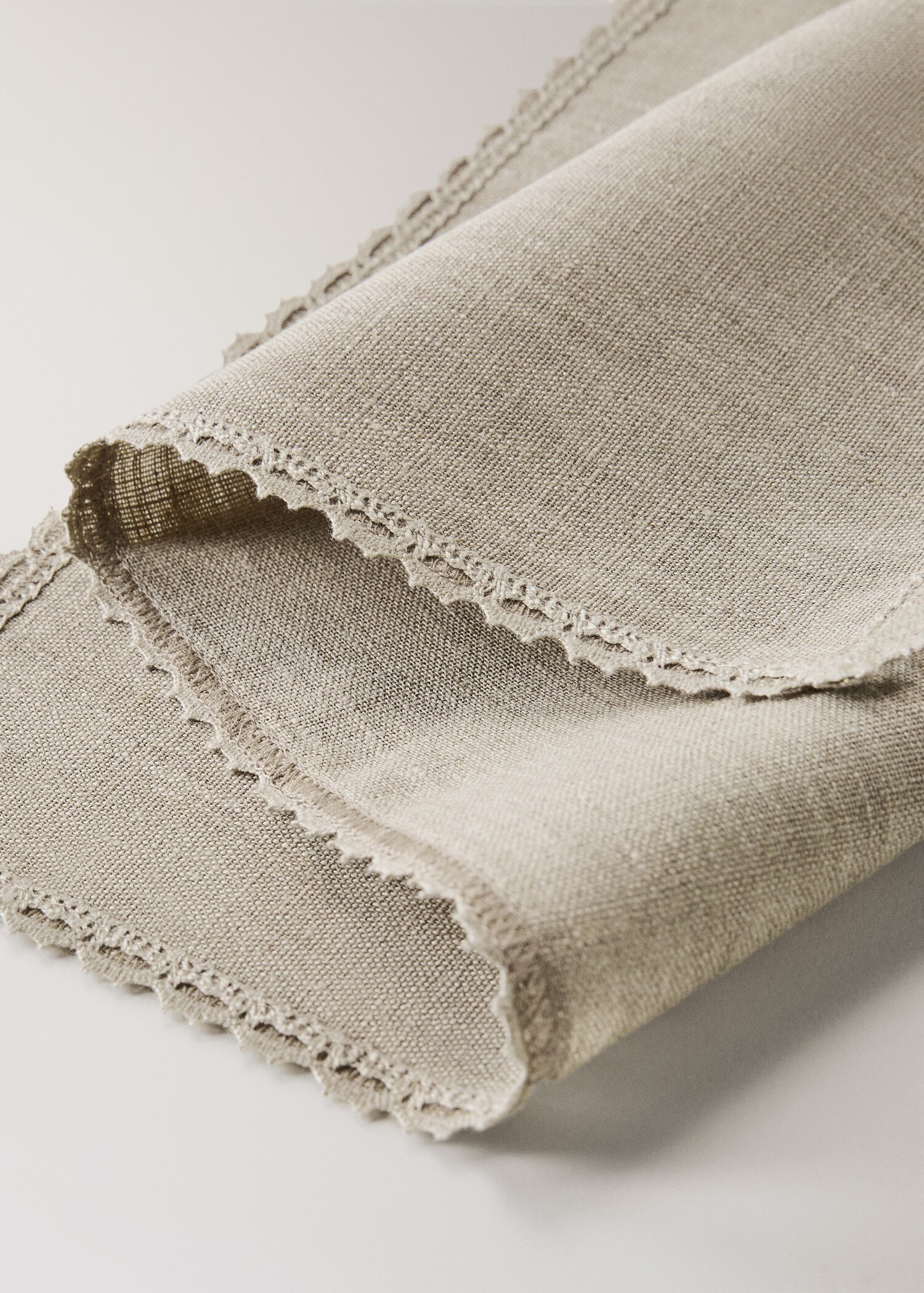 Individual linen with lace trim - Details of the article 1