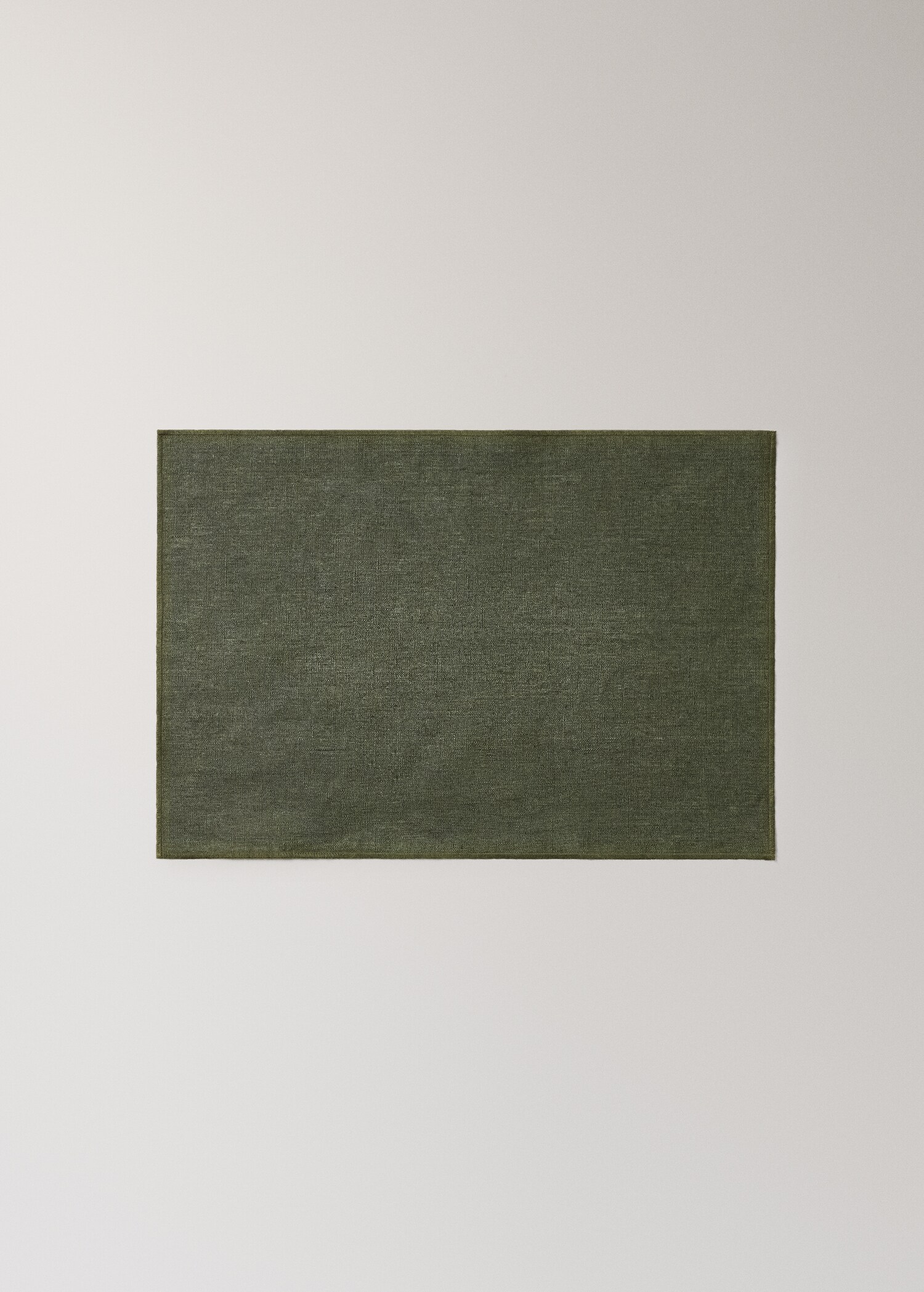 100% resin-coated linen placemat with contrasting overlock stitching - Article without model