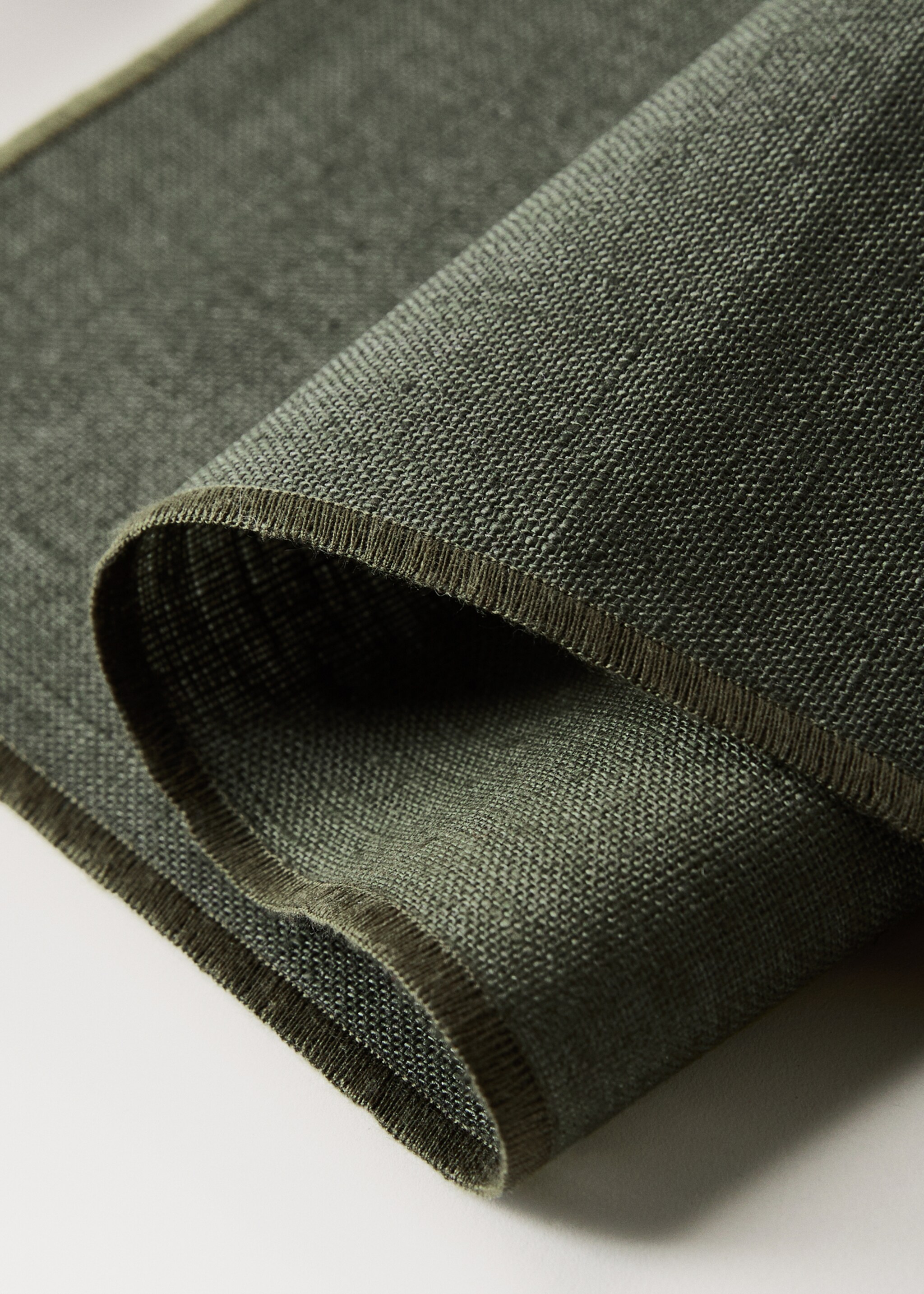 Einzelner Tischläufer 100% Leinen mit Harzbeschichtung und Kontrast-Overlock - Detail des Artikels 1, Grün. Ref: 17024133-00.
