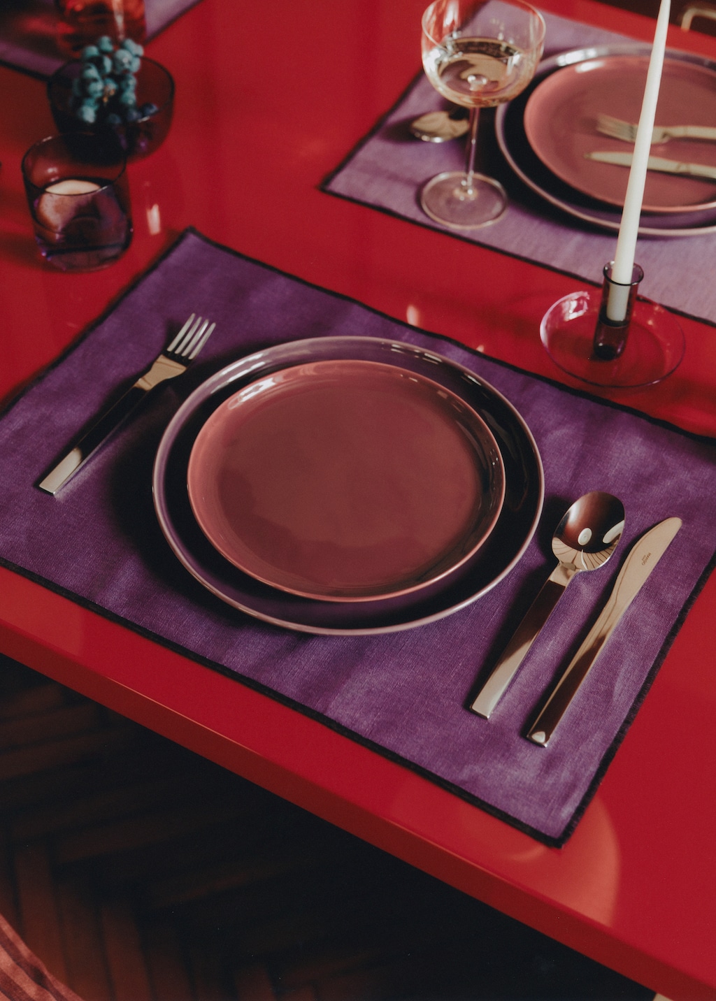 100% resin-coated linen placemat with contrasting overlock stitching