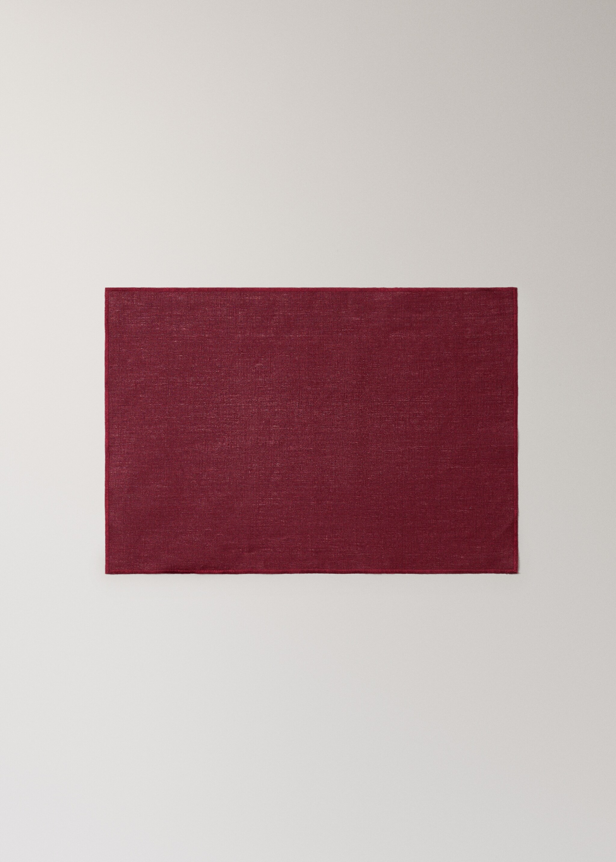 100% resin-coated linen placemat with contrasting overlock stitching - Article without model, Red. Ref: 17024133-00.