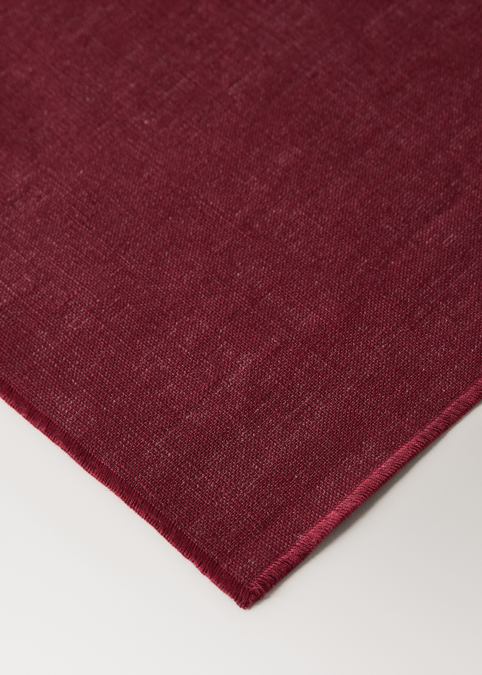 100% resin-coated linen placemat with contrasting overlock stitching - Details of the article 2, Red. Ref: 17024133-00.