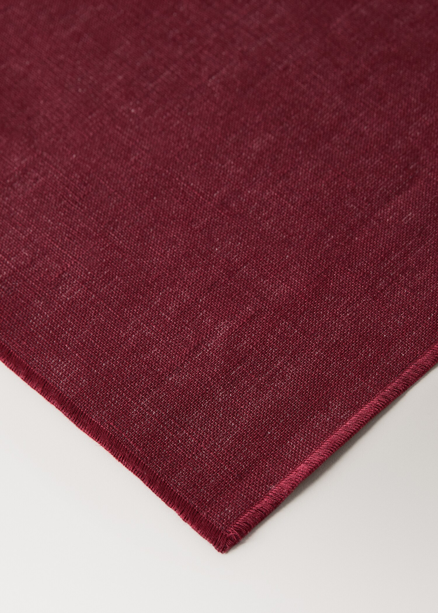 100% resin-coated linen placemat with contrasting overlock stitching - Details of the article 2