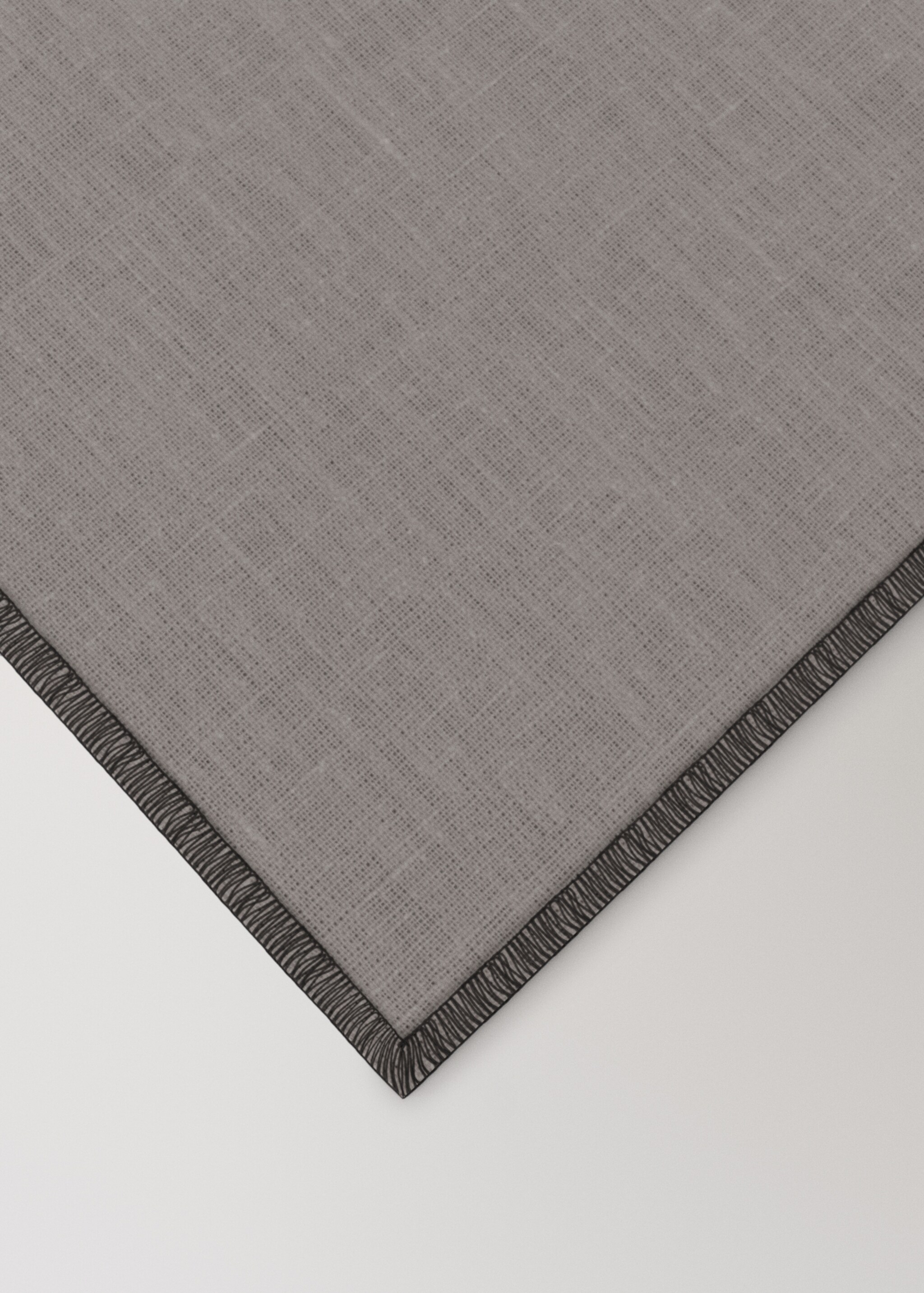 100% linen placemat with contrasting overlock stitching - Details of the article 2, Light/Pastel Brown. Ref: 17024134-00.