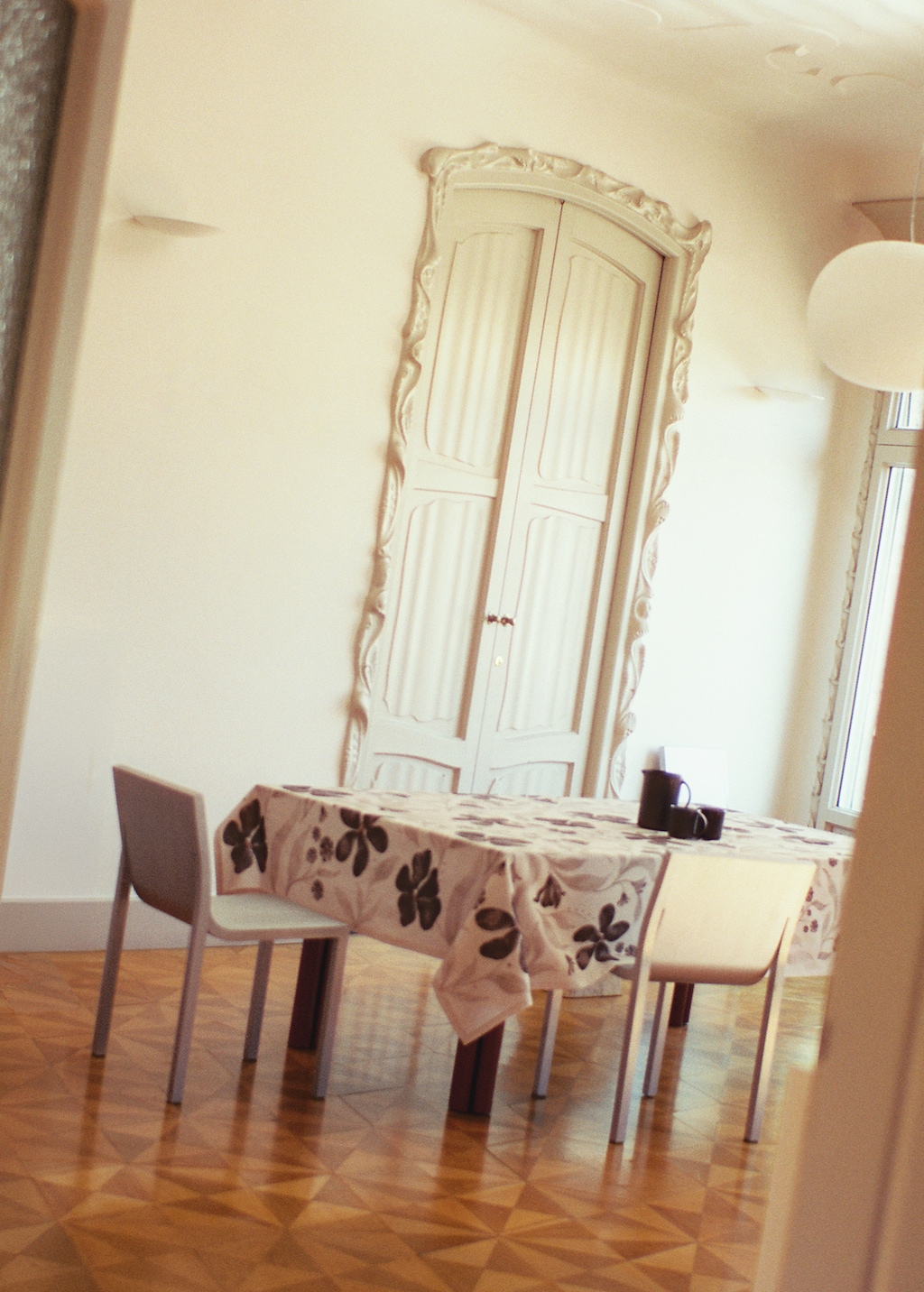 Linen floral-print tablecloth for 8 to 10 diners