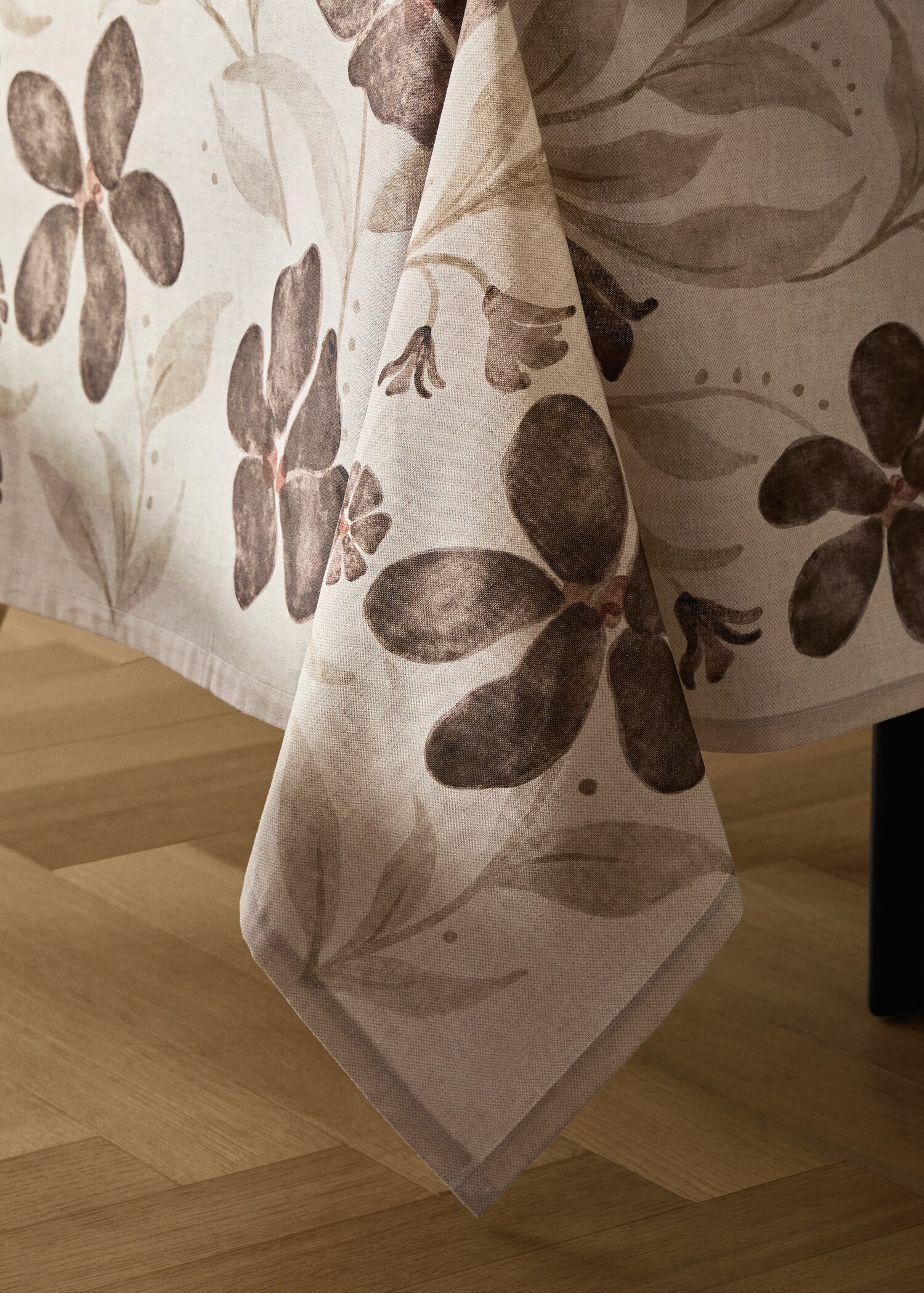 Floral print linen tablecloth for 8 to 10 guests - Details of the article 8