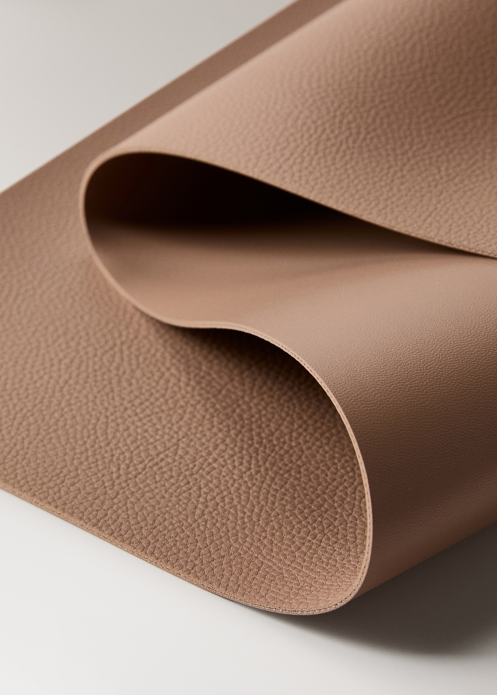 Rectangular leather-effect placemat