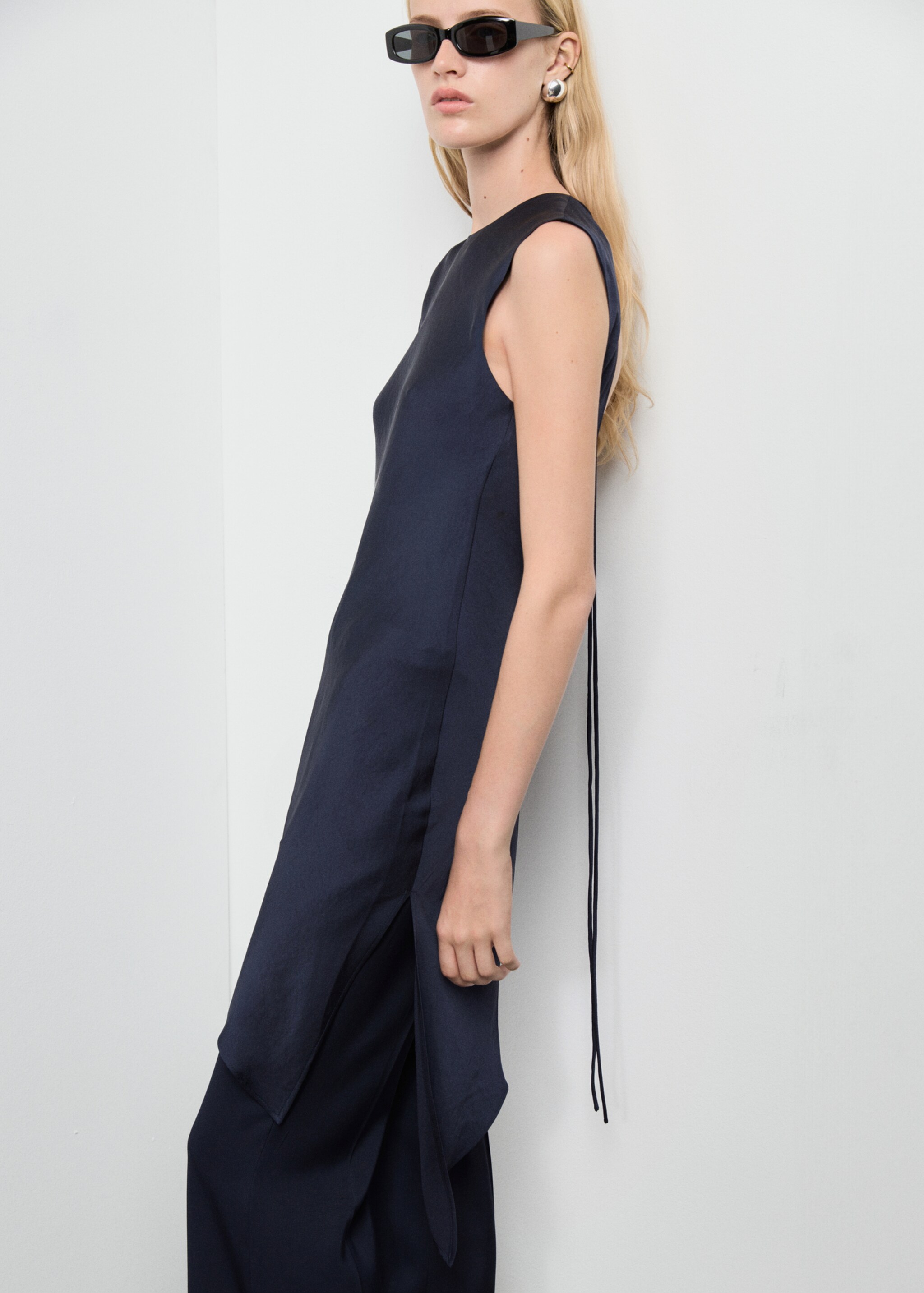 Asymmetrical satin top - Medium plane, Navy. Ref: 17024148-00.