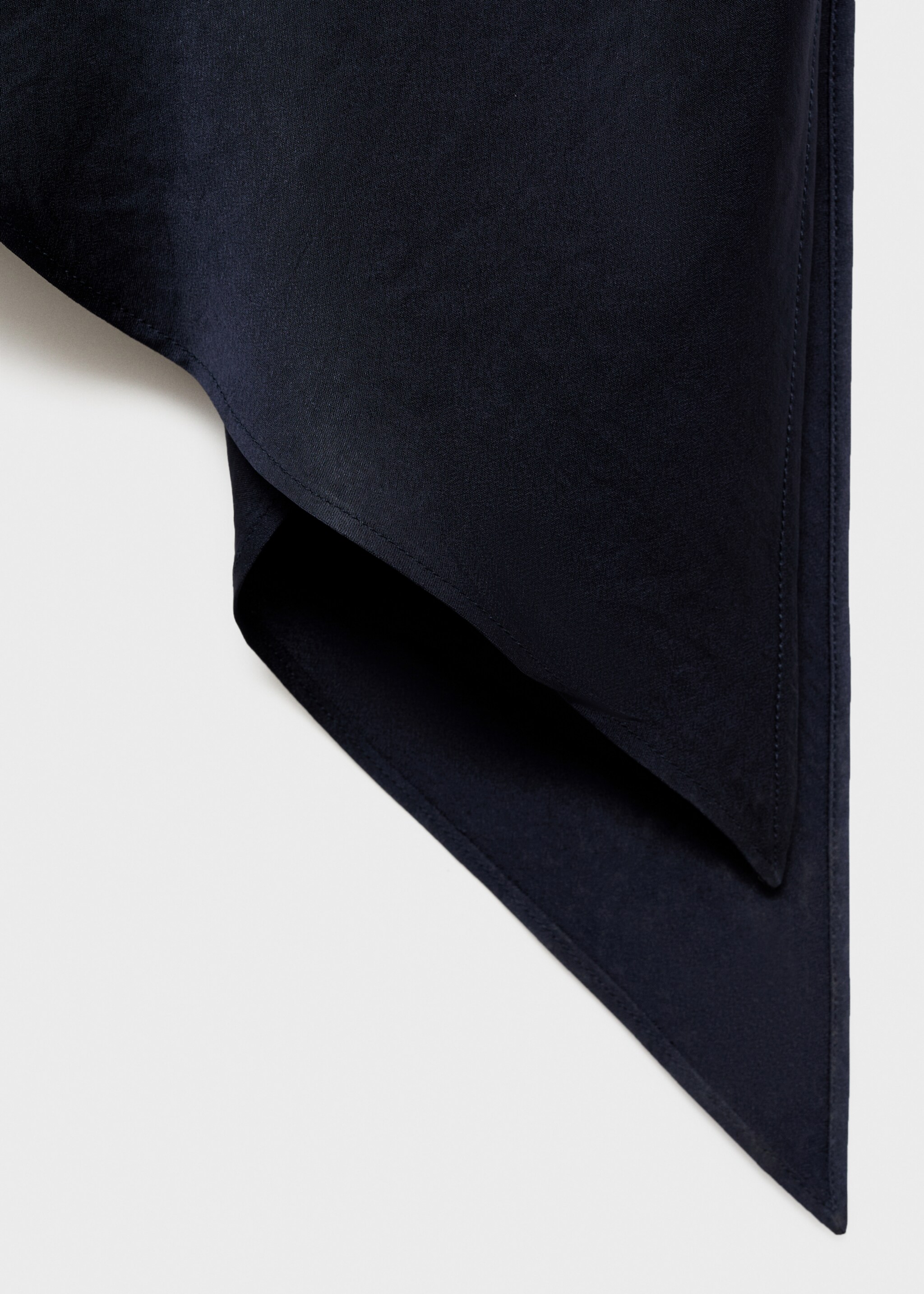 Top satinado asimétrico - Detalle del artículo 8, Azul marino. Ref: 17024148-00.